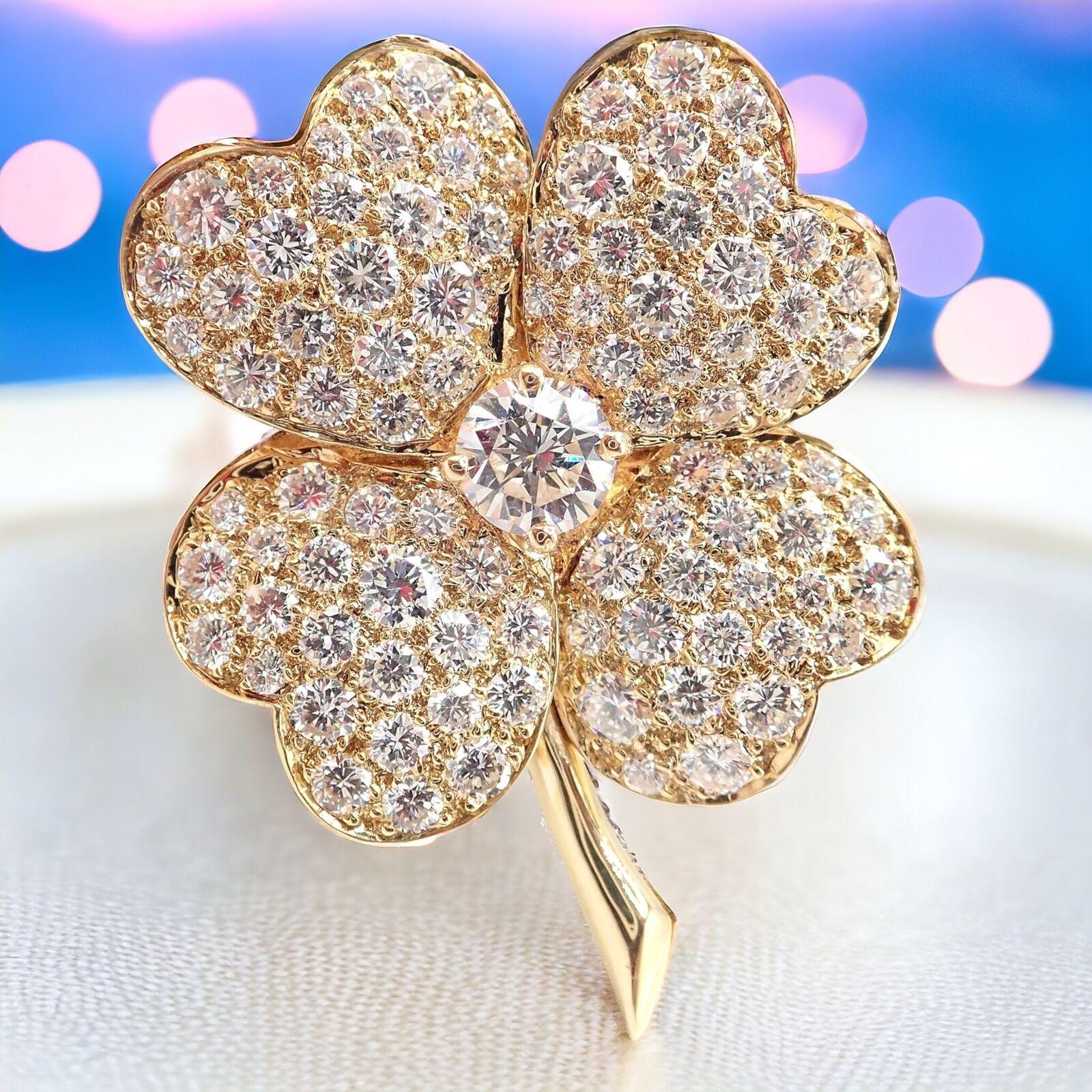 Broche pendentif Cosmos en or jaune 18k avec diamants Van Cleef & Arpels
Le pendentif broche Cosmos de Van Cleef & Arpels est une magnifique création en or jaune 18 carats, présentant un motif floral qui capture la beauté du cosmos. 
Il est orné de
