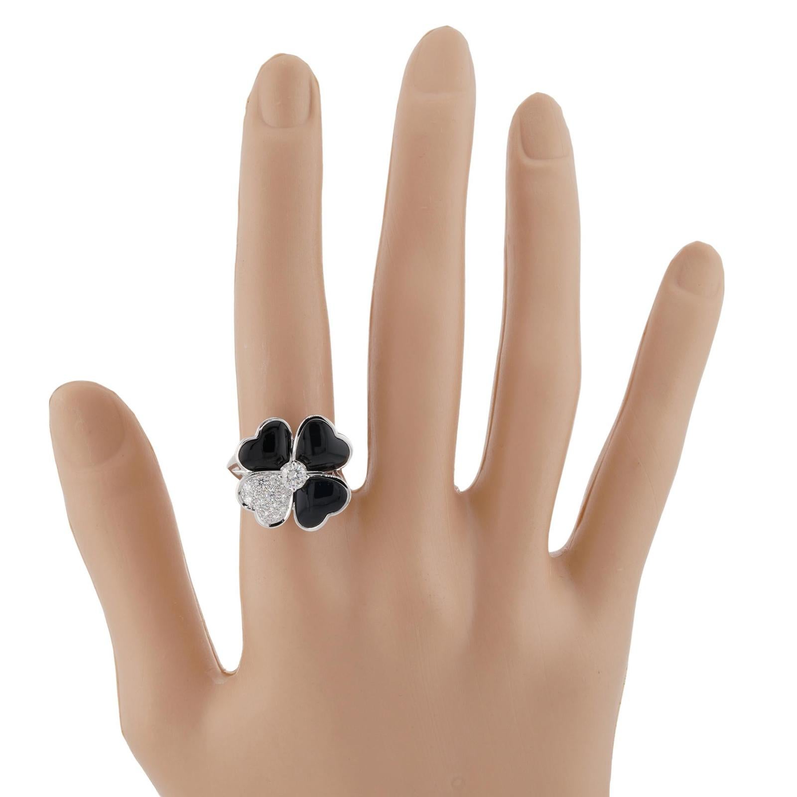 VAN CLEEF & ARPELS Cosmos Onyx Diamond Medium Model Ring. Sz 51 In Excellent Condition For Sale In New York, NY