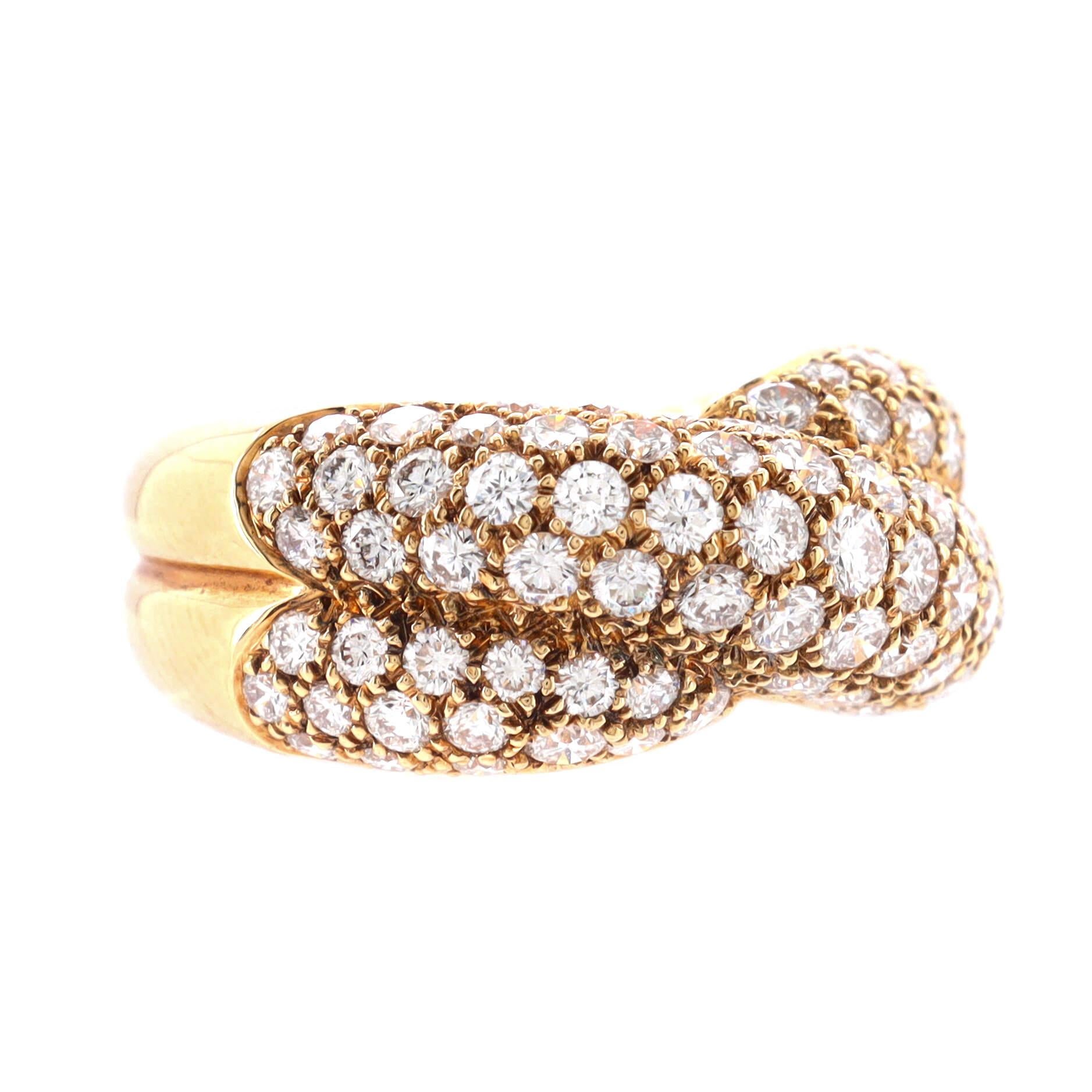 Zustand: Sehr gut. Durchgehend mäßig abgenutzt.
Zubehör: Kein Zubehör
Abmessungen: Größe: 5.75 - 51, Breite: 5.30 mm
Designer: Van Cleef & Arpels
Modell: Crossover Ring 18K Gelbgold mit Diamanten
Äußere Farbe: Gelbgold
Artikel Nummer: 188470/42