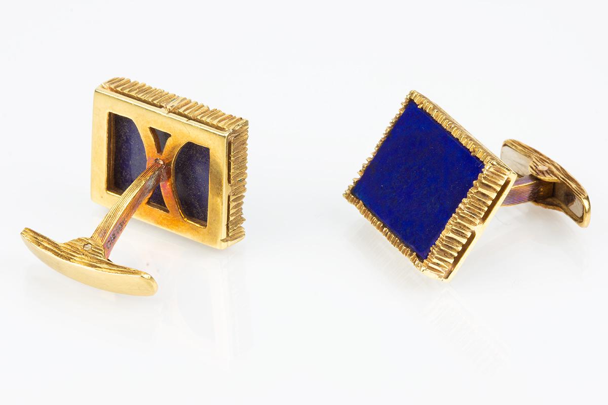 A heavy pair of 1960’s vintage single sided cufflinks by Van Cleef & Arpels. The cufflinks are oblong in shape and mounted with natural lapis lazuli in 18 karat yellow gold. The setting is of bark design which is typical of this period. The links