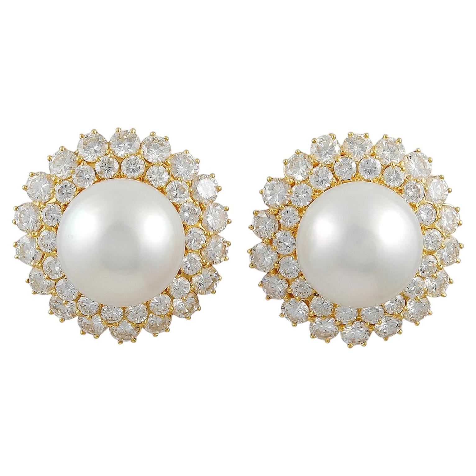 Van Cleef & Arpels Clips d'oreilles en perles de culture en forme de bouton et diamants