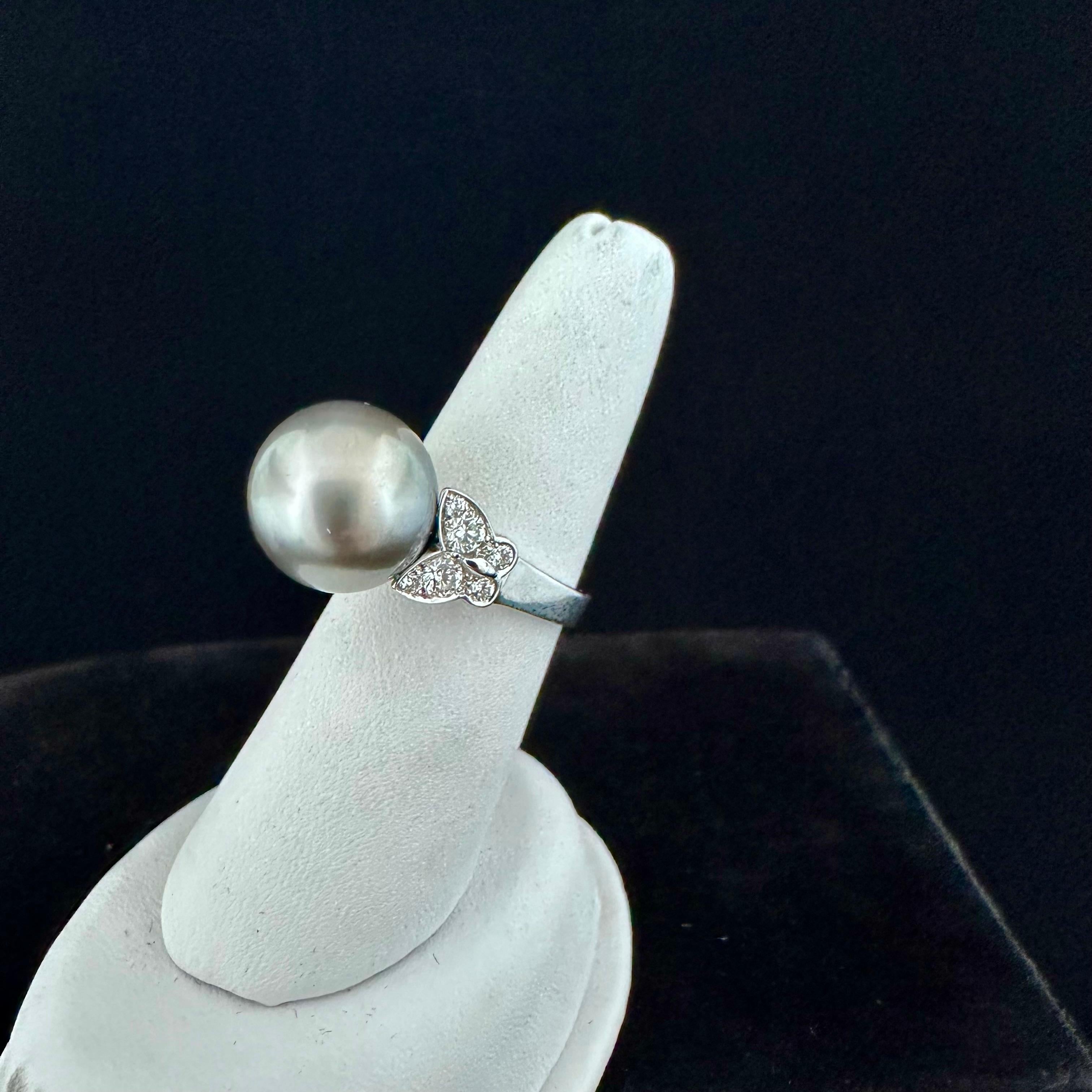 Vancleave and Arpels, cultured pearl and diamond ring set with a round pearl measuring approximately 14 mm and shoulders highlighted with a brilliant cut butterfly.
size 55
Signed Van cleave and Arpels  numbered,  French essay marks for gold and