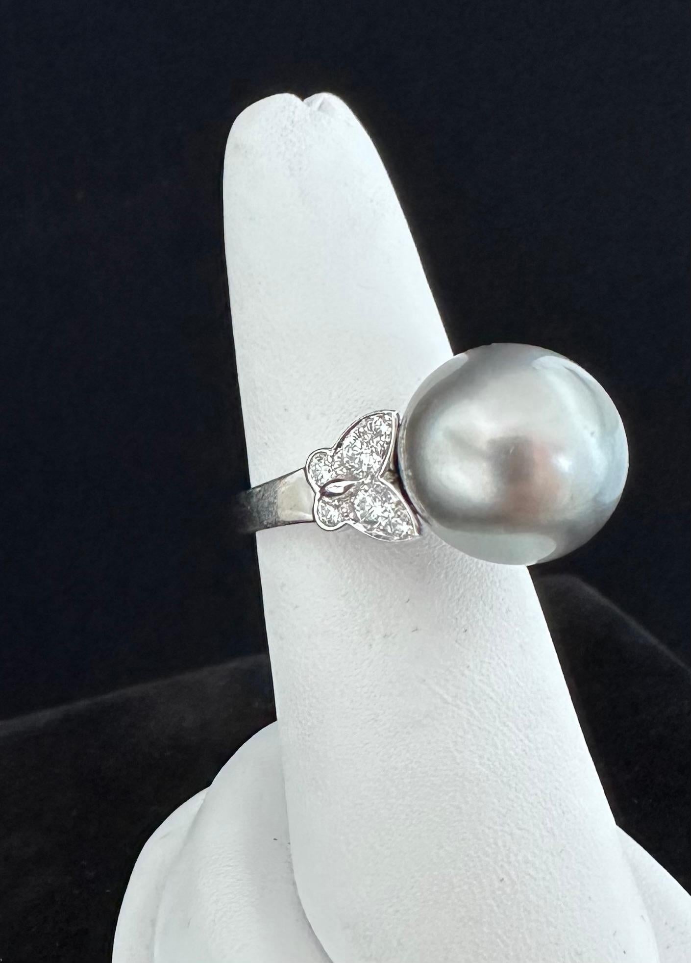 Brilliant Cut Van Cleef & Arpels Cultured Pearl and Diamond Ring  For Sale