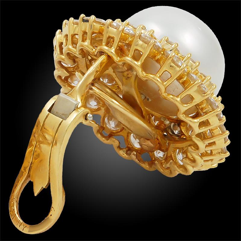 Taglio rotondo Van Cleef & Arpels - Fermaglio per orecchie con diamanti e perle coltivate in oro giallo in vendita