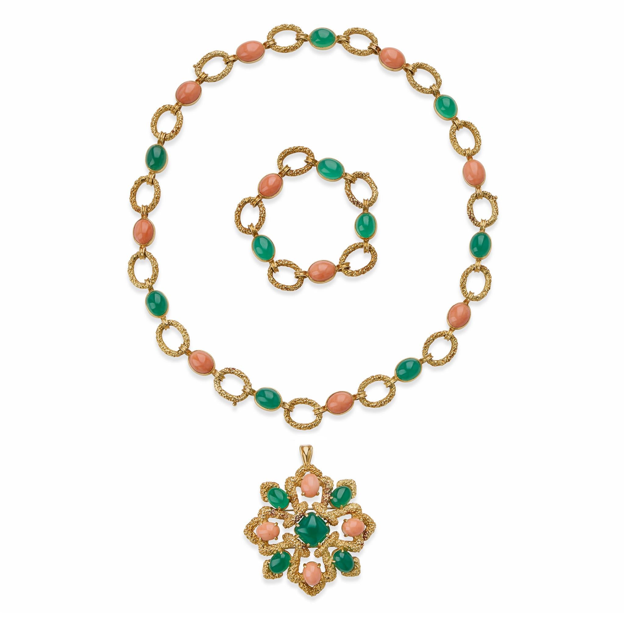 Creata negli anni '70, questa collana con ciondolo della collezione Van Cleef & Arpels Paris 