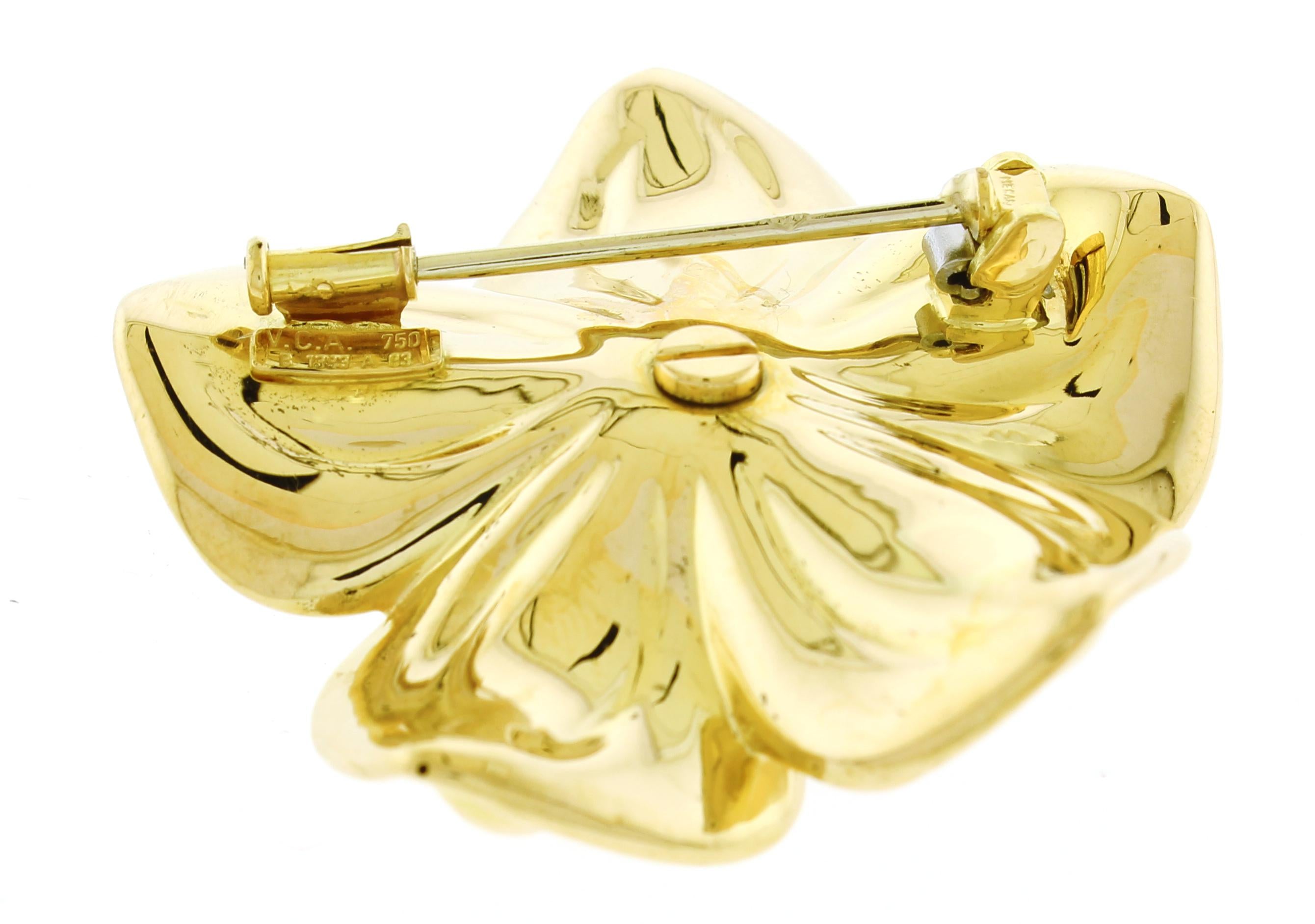 Diese wunderschöne Brosche von Van Cleef & Arpels stammt aus der Magnolia Collection.
- • Metall:18 Karat Gelbgold
- • Circa: 1980er Jahre
- • Edelstein: 6 Diamanten=.49 Karat
- • Gewicht: 11,4 Gramm
- • Abmessungen: 1 5/8 x 1 5/8 Zoll
- •