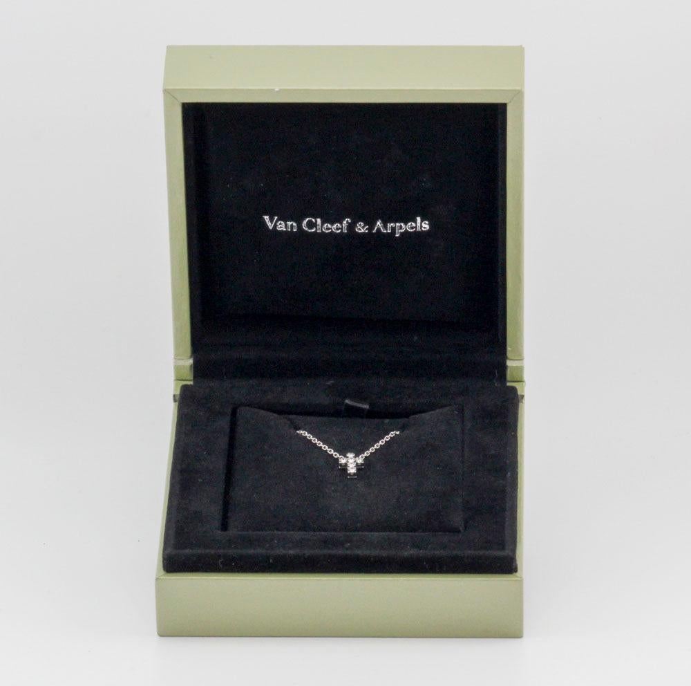 Die Van Cleef & Arpels Diamond 18K White Gold Small Cross Pendant Necklace ist ein zartes und elegantes Schmuckstück, das zeitloses Design mit exquisiter Handwerkskunst verbindet. Diese Halskette ist ein echtes Symbol für schlichten Luxus und