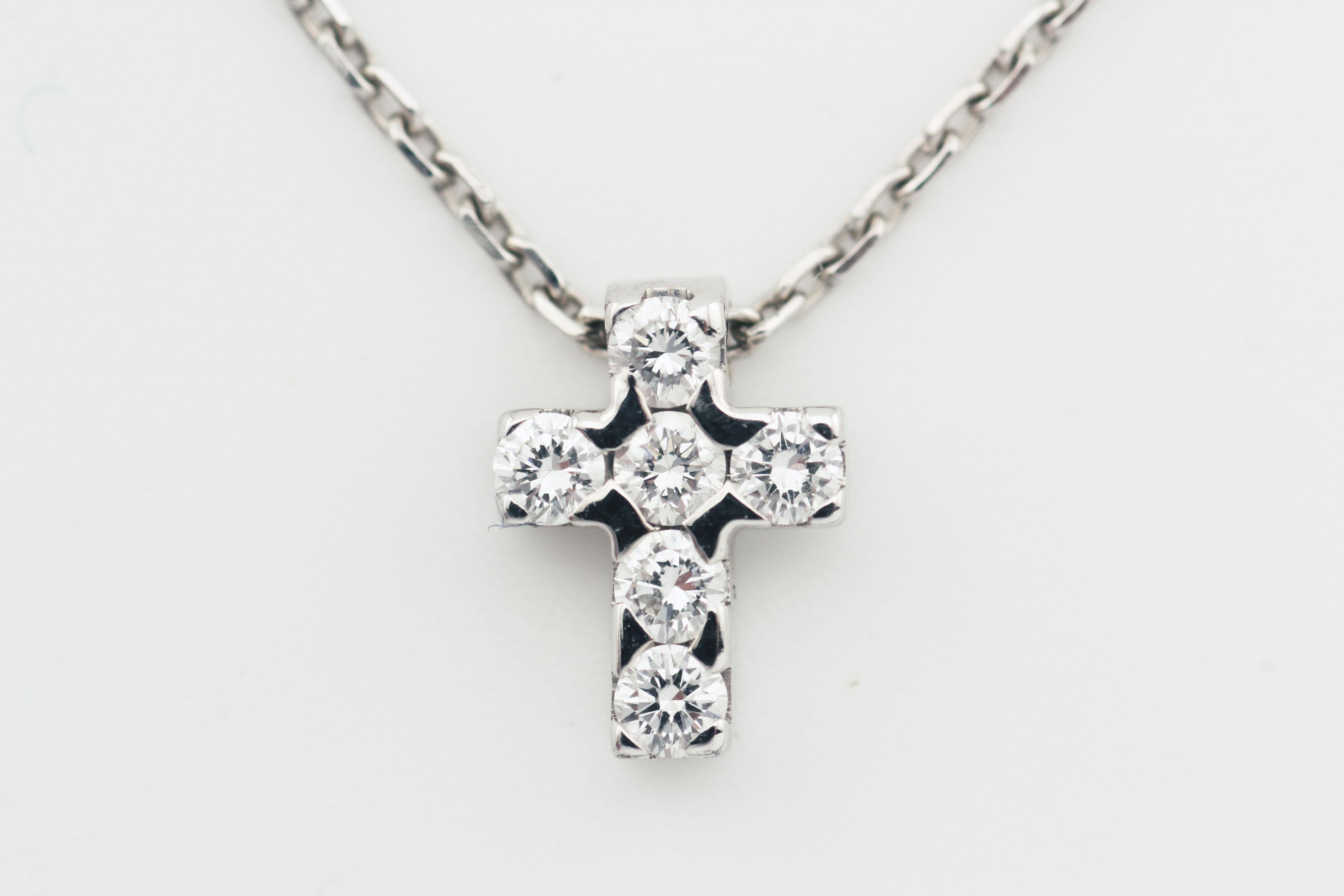 La collana con ciondolo a croce Small Design in oro bianco 18 carati di Van Cleef & Arpels è un gioiello delicato ed elegante che unisce un design senza tempo a una squisita lavorazione artigianale. Questa collana è un vero e proprio simbolo di