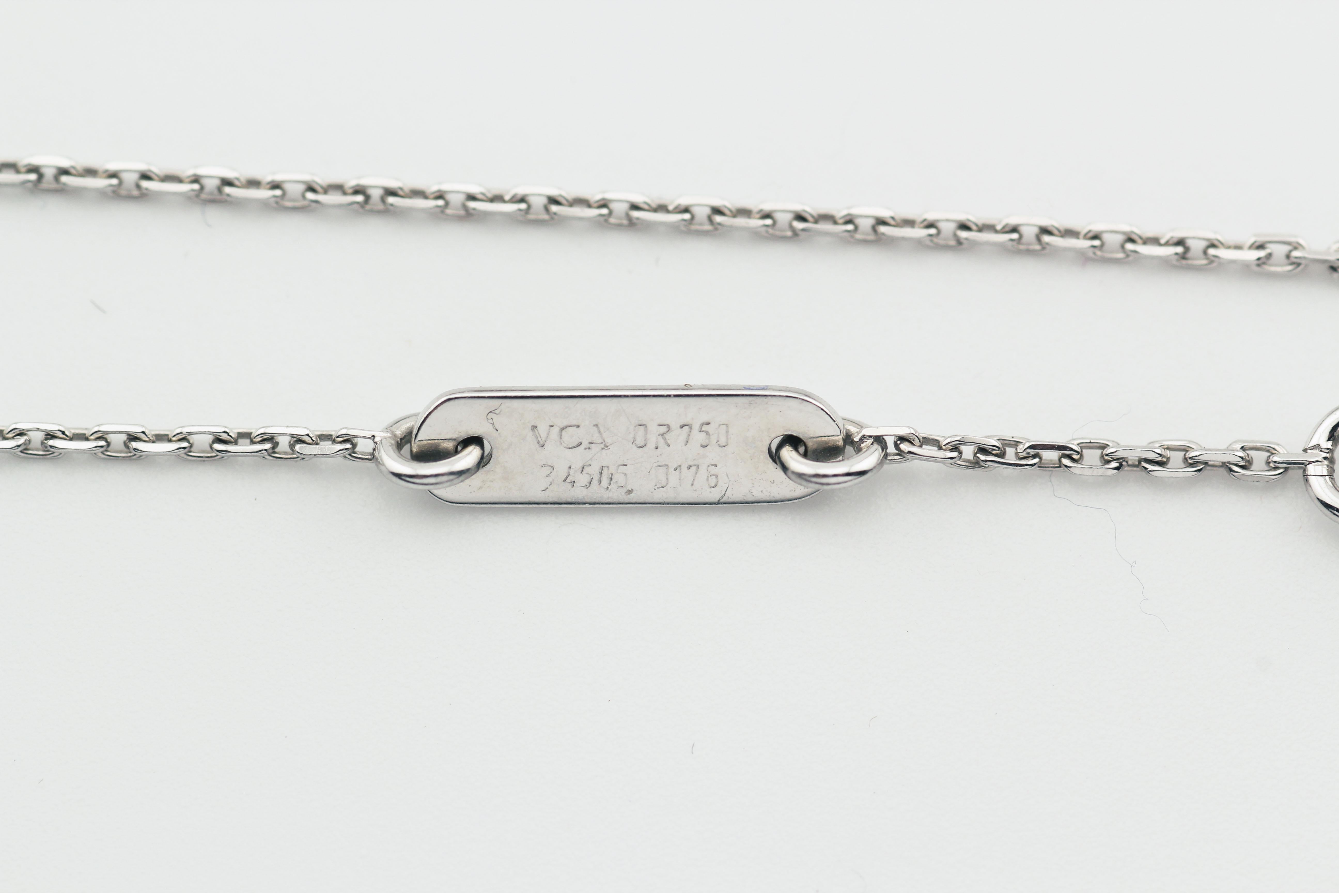 Taglio brillante Collana con ciondolo a croce in oro bianco 18 carati di Van Cleef & Arpels con diamanti in vendita