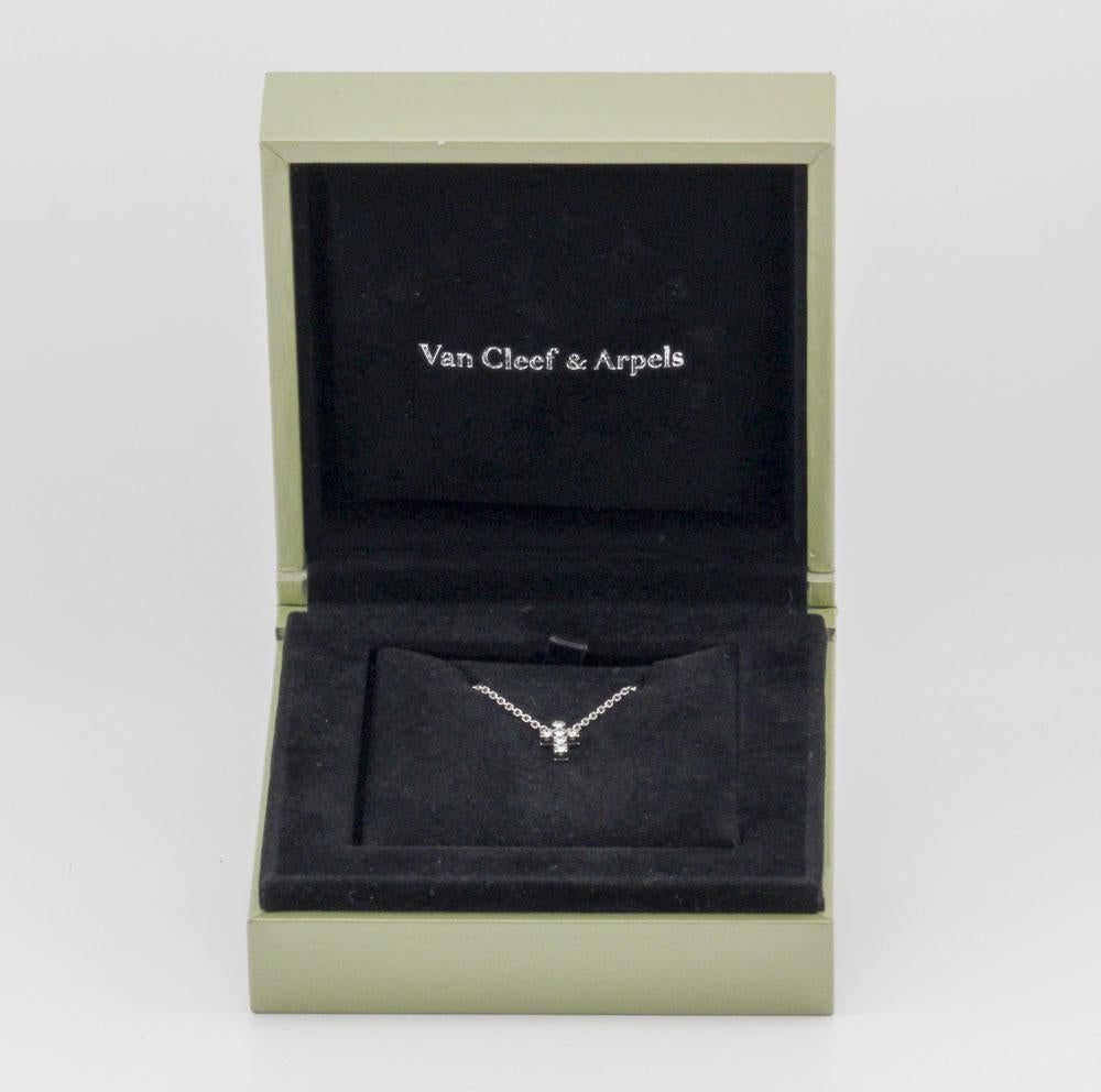 Collana con ciondolo a croce in oro bianco 18 carati di Van Cleef & Arpels con diamanti In condizioni buone in vendita a Simpsonville, SC