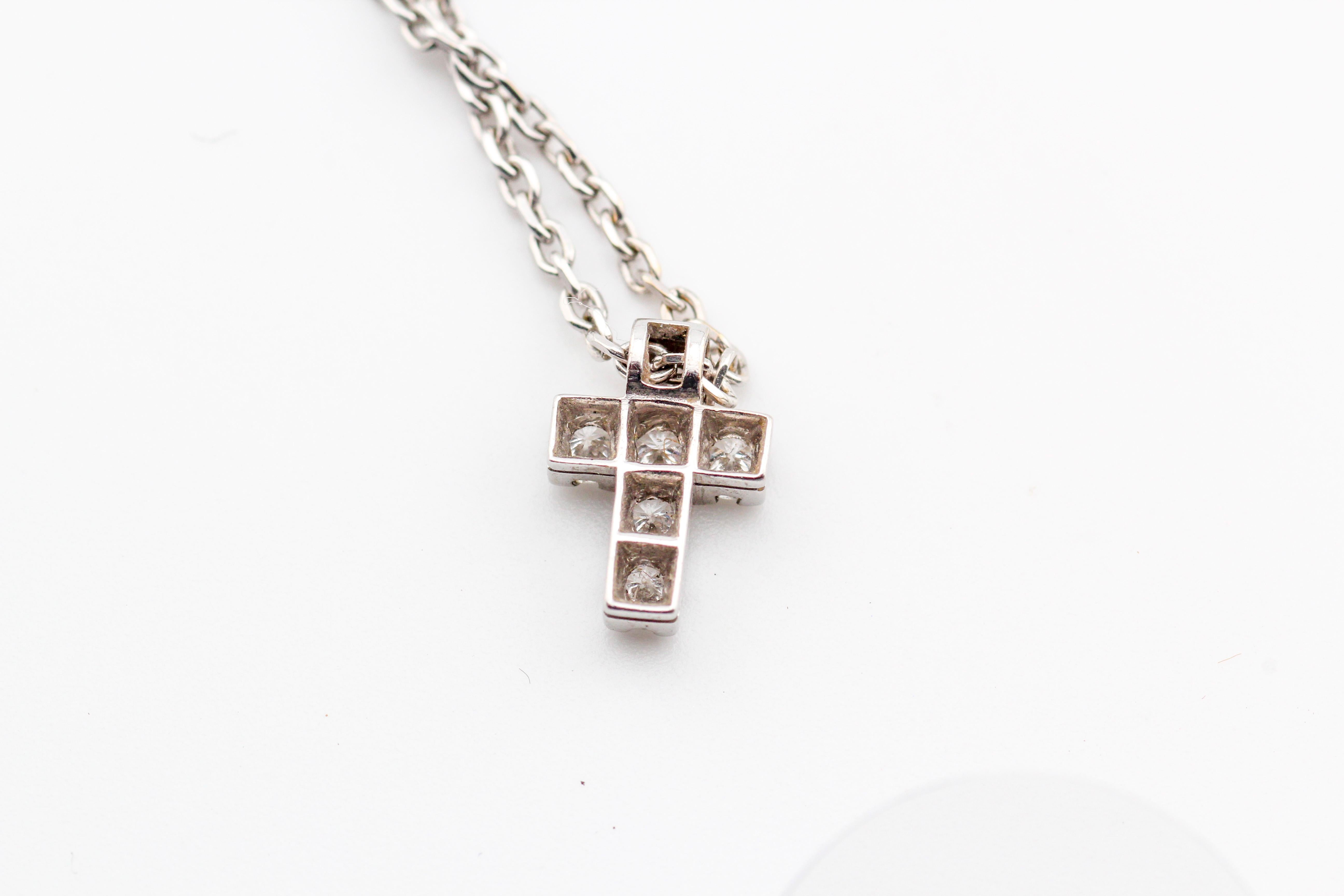 Van Cleef & Arpels, collier pendentif croix en or blanc 18 carats et diamants Bon état - En vente à Bellmore, NY