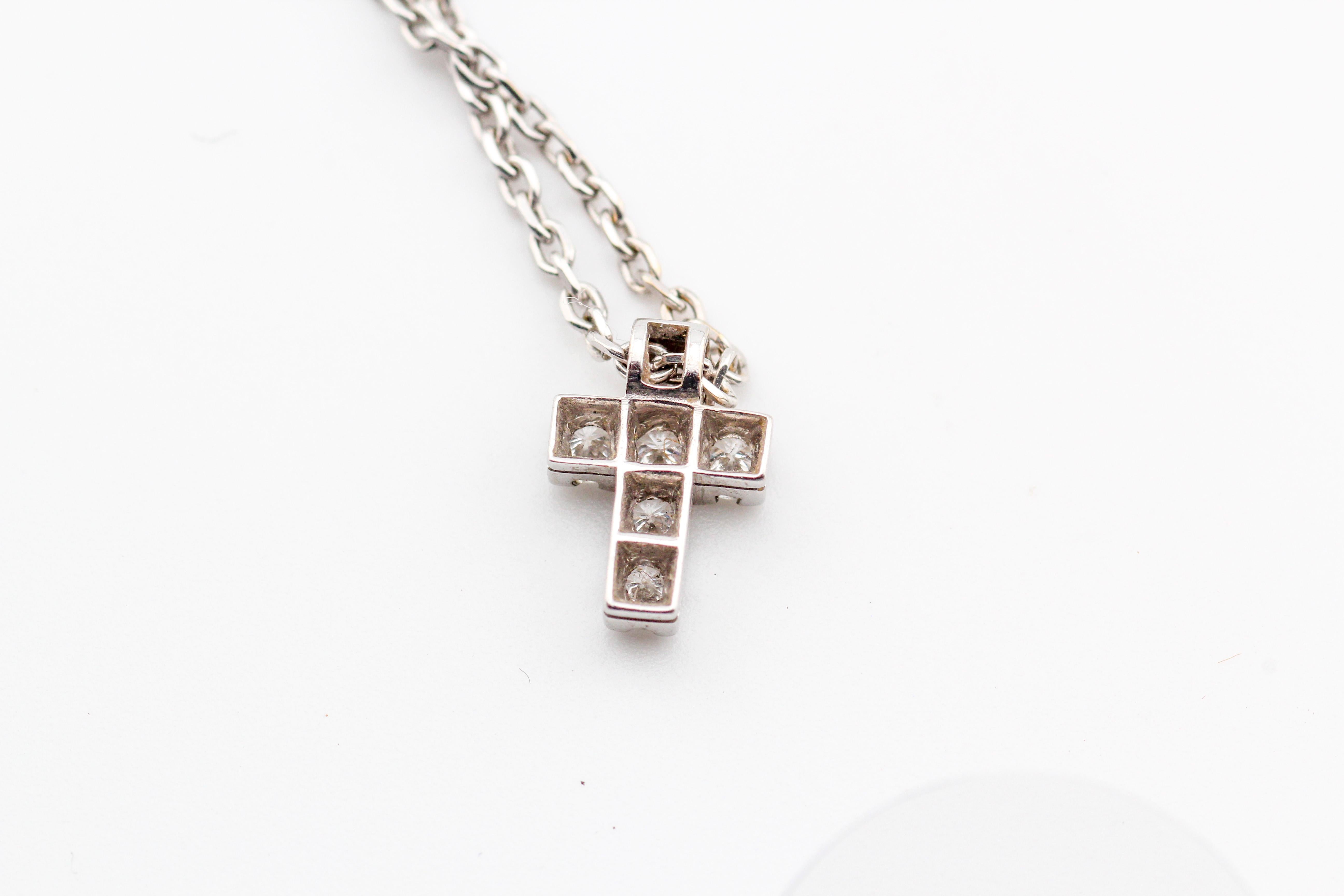 Van Cleef & Arpels Diamant-Halskette mit Kreuz-Anhänger aus 18 Karat Weißgold für Damen oder Herren