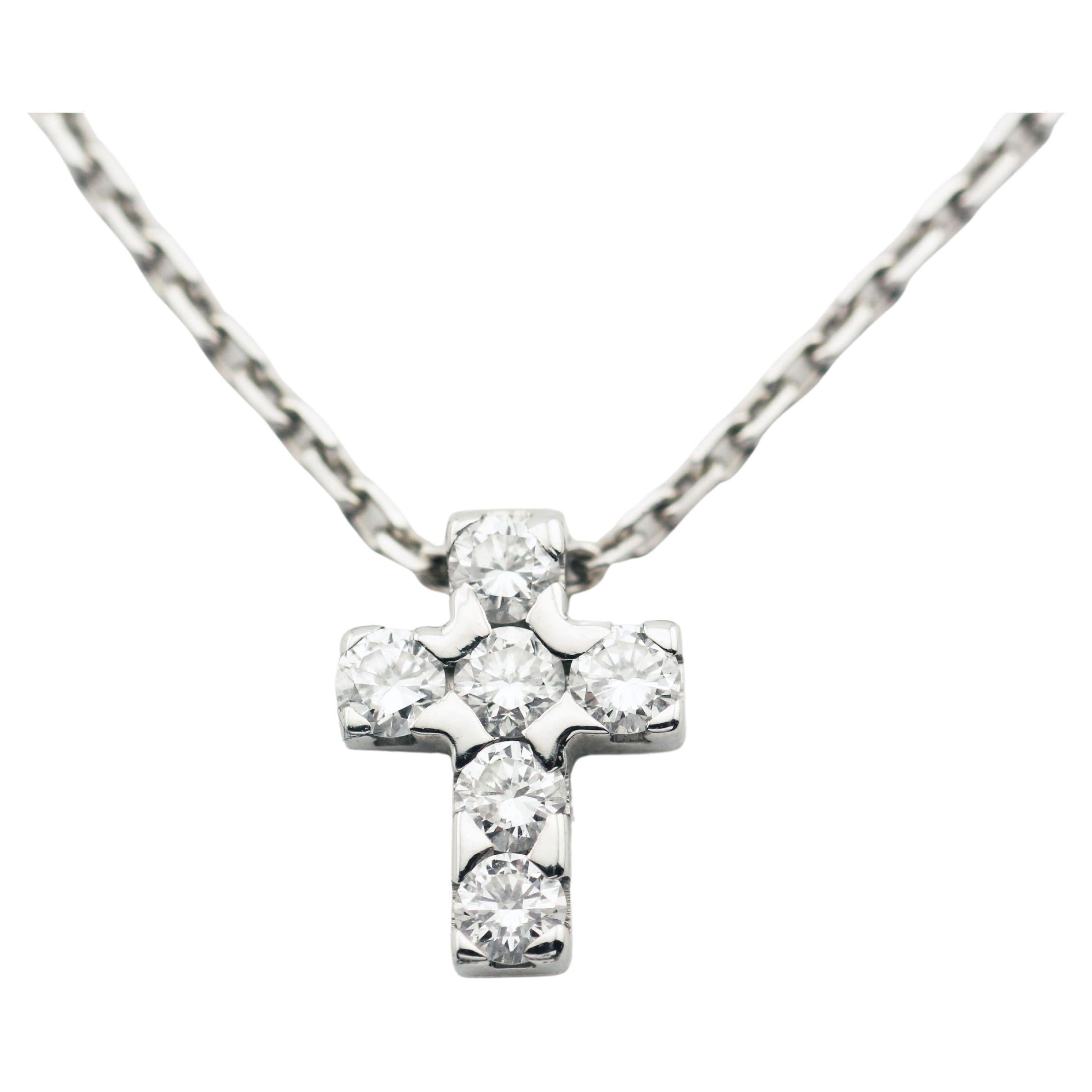 Van Cleef 
Arpels, collier pendentif croix en or blanc 18 carats et diamants
