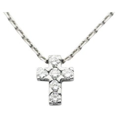 Van Cleef 
Arpels, collier pendentif croix en or blanc 18 carats et diamants