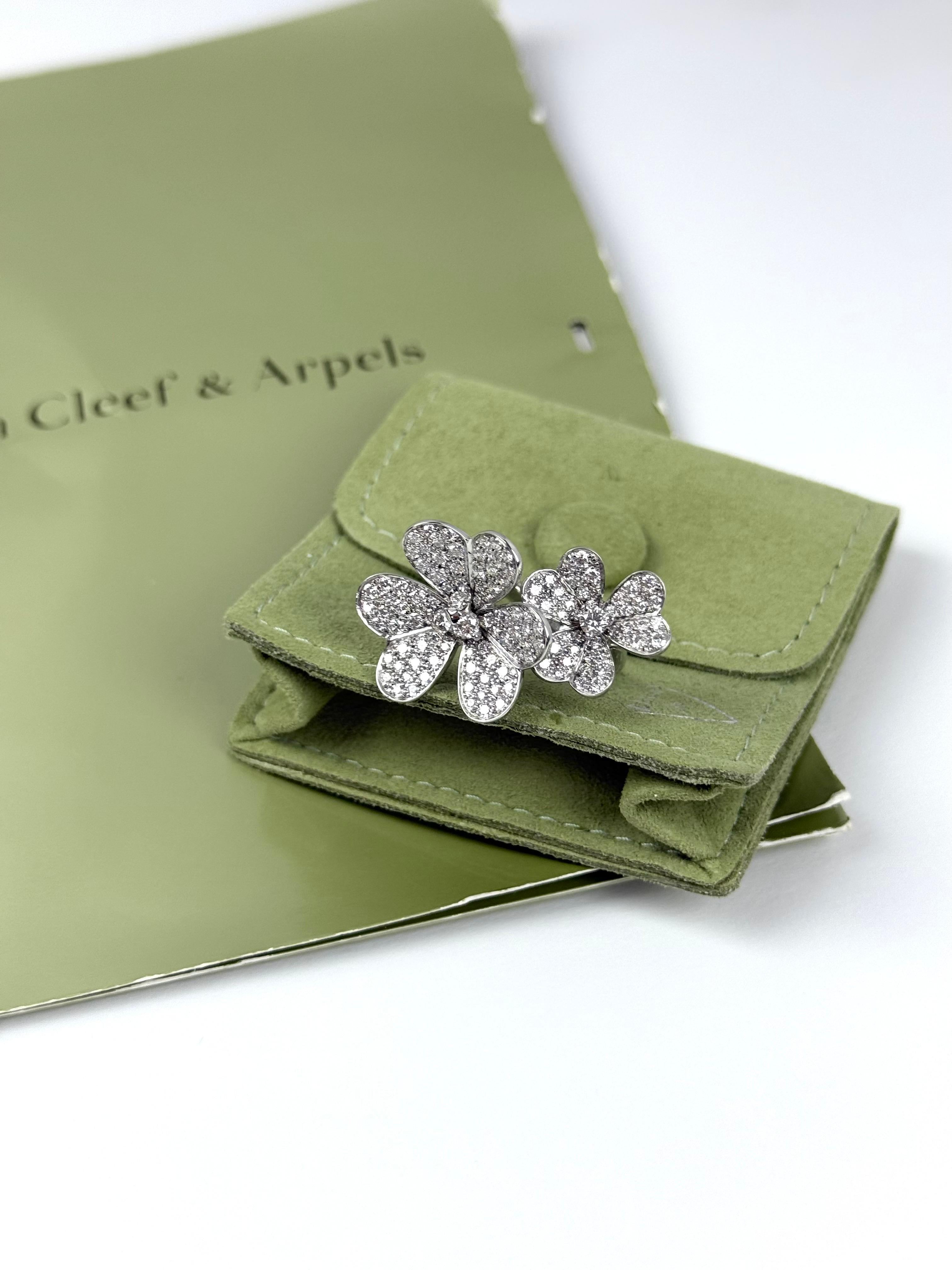 Encarnando la delicada poesía de un jardín en flor, el anillo Frivole de Van Cleef & Arpels es una obra maestra del arte de la alta joyería. Elaborado por expertos en reluciente oro blanco de 18 quilates, su diseño captura la esencia misma de una