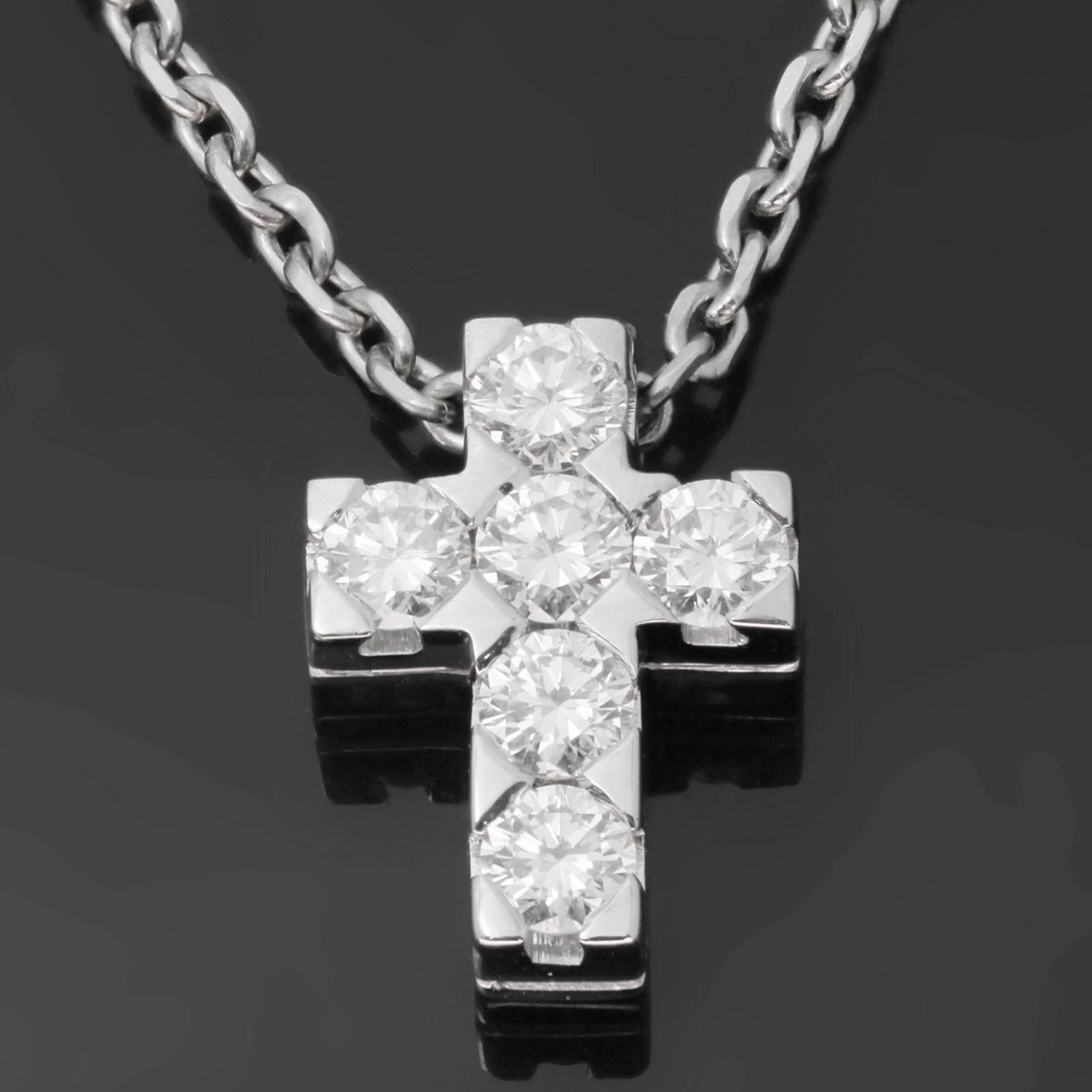 Diese wunderschöne Halskette von Van Cleef & Arpels ist aus 18 Karat Weißgold gefertigt und verfügt über einen Minikreuz-Anhänger, der mit runden Brillanten D-E-F VVS1-VVS2 mit einem geschätzten Gewicht von 0,25 Karat besetzt ist. Die Kette ist von