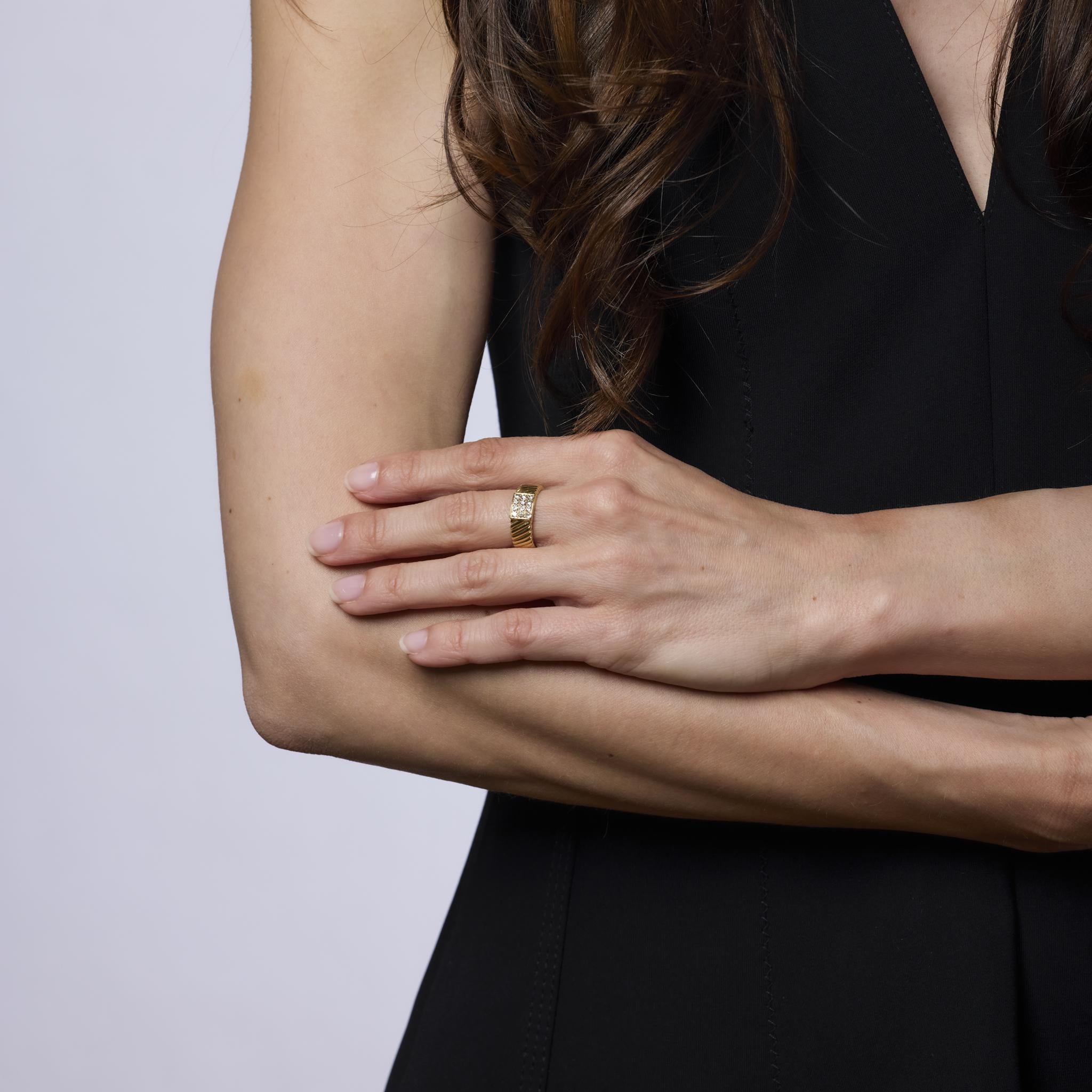 Cette élégante bague vintage Van Cleef & Arpels présente douze étincelants diamants ronds de taille brillant, sertis dans de l'or jaune 18k lumineux. Une pièce intemporelle qui capture la sophistication raffinée de l'artisanat français des années