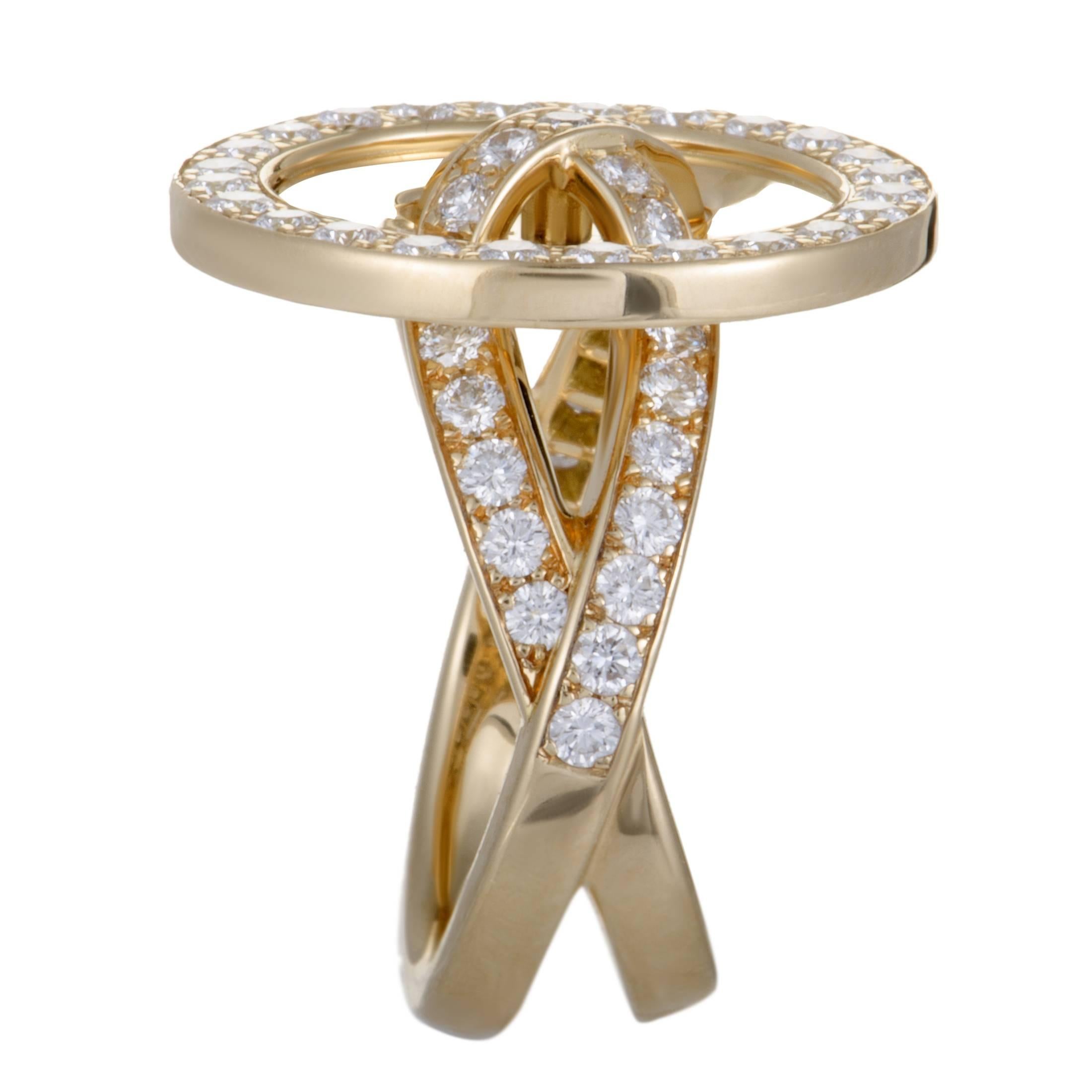 Round Cut Van Cleef & Arpels Diamond and 18 Karat Yellow Gold Button Ring