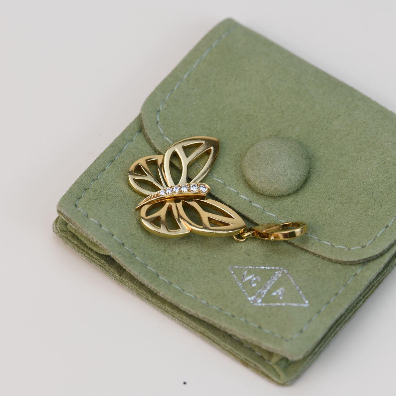 SKU	AT-2284
Livré avec	Pochette uniquement
Date	2010
Modèle	ARD33000
Numéro de série	BL******
Métal	Or jaune 18k
Pierres	Diamant
Poids	environ 6,05 g
Largeur	environ 2,4 cm
Condit	Excellent
Autres informations	Largeur : environ 2,4 cm Hauteur :