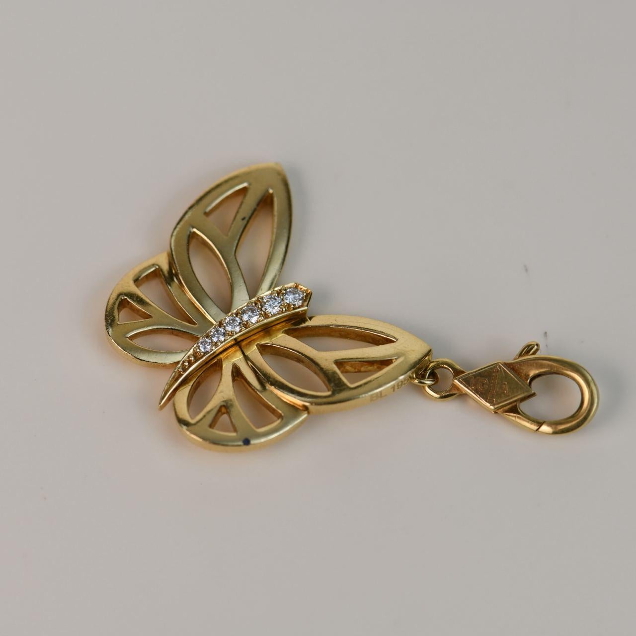 Van Cleef & Arpels Diamond and 18k Yellow Gold Butterfly Pendant In Excellent Condition For Sale In Banbury, GB