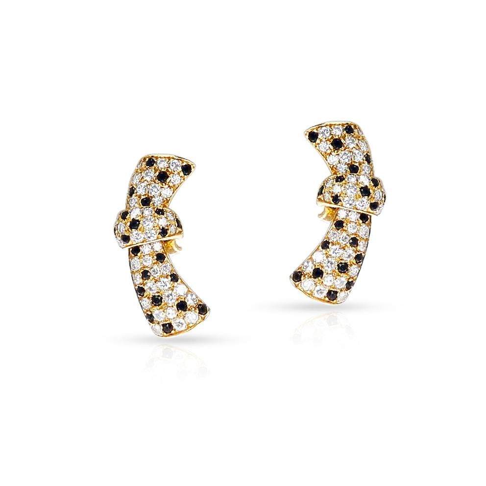 Une superbe parure de colliers et de boucles d'oreilles Van Cleef & Arpels en or jaune 18 carats, représentant un ruban en forme de nœud, serti de diamants et d'onyx noir. Signé VCA, numéroté, marques françaises.  Poids total : 54 grammes. Longueur