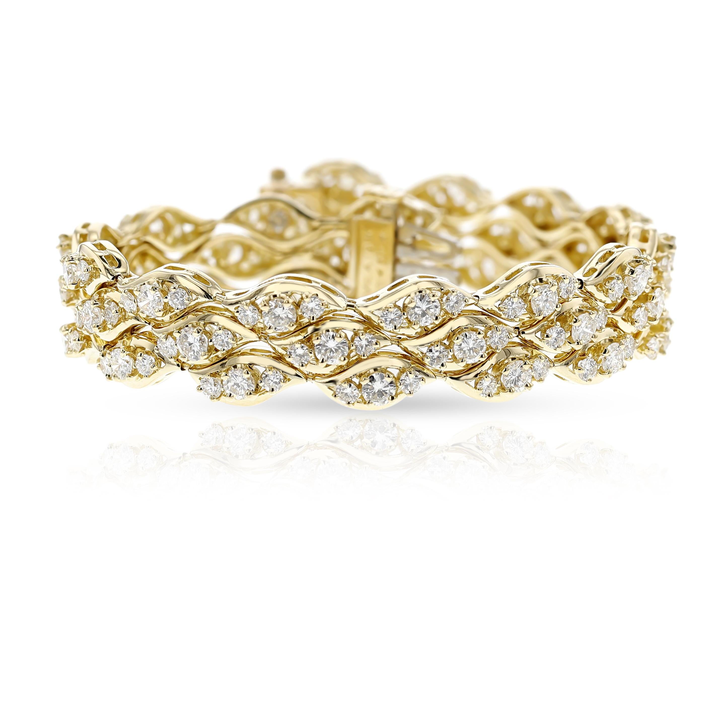 Bracelet Van Cleef & Arpels en or jaune 18 carats et diamants. Le bracelet possède un reçu de réparation du fermoir de Van Cleef & Arpels. Le poids total est de 49,15 grammes. La largeur est de 1/2 pouce et la longueur de 6,78 pouces. Le poids total