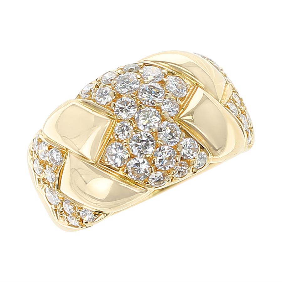 Ein kühner und eleganter Van Cleef & Arpels Diamant- und Golddesign-Ring aus 18 Karat Gelbgold. Die Ringgröße ist US 5.75. Das Gesamtgewicht des Rings beträgt 9.61 Gramm. 

SKU: 1266-BTIYEJP

