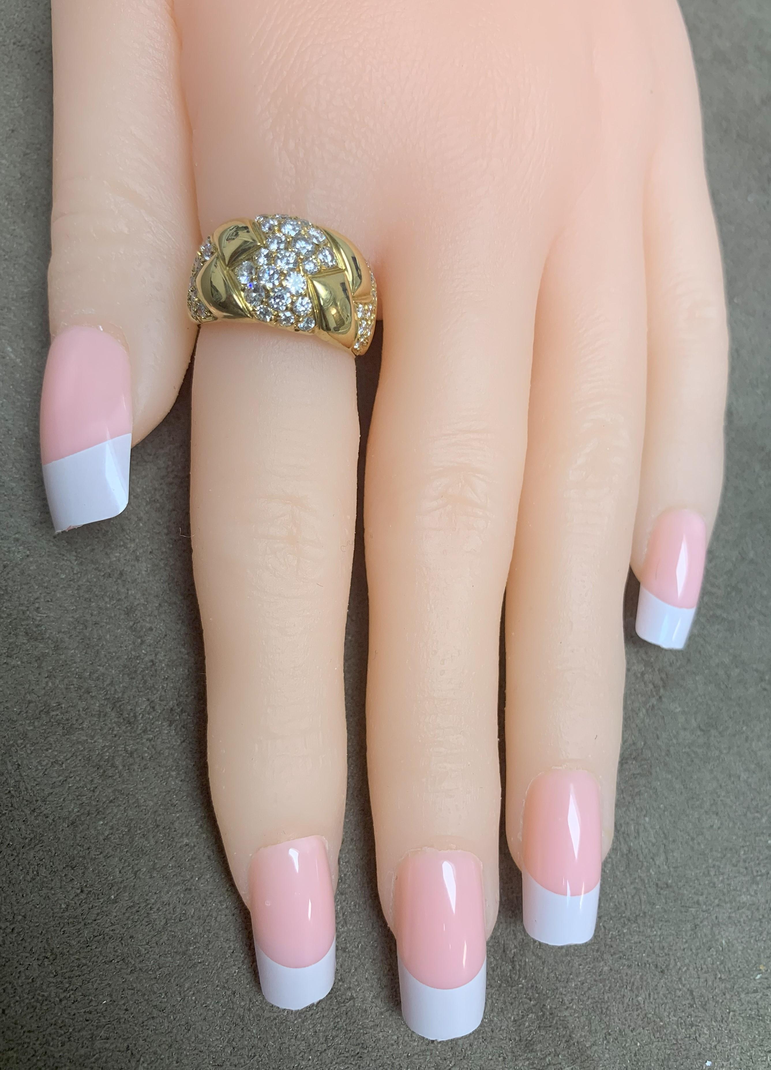 Women's or Men's Van Cleef & Arpels Diamond and Gold Design Ring, 18K For Sale