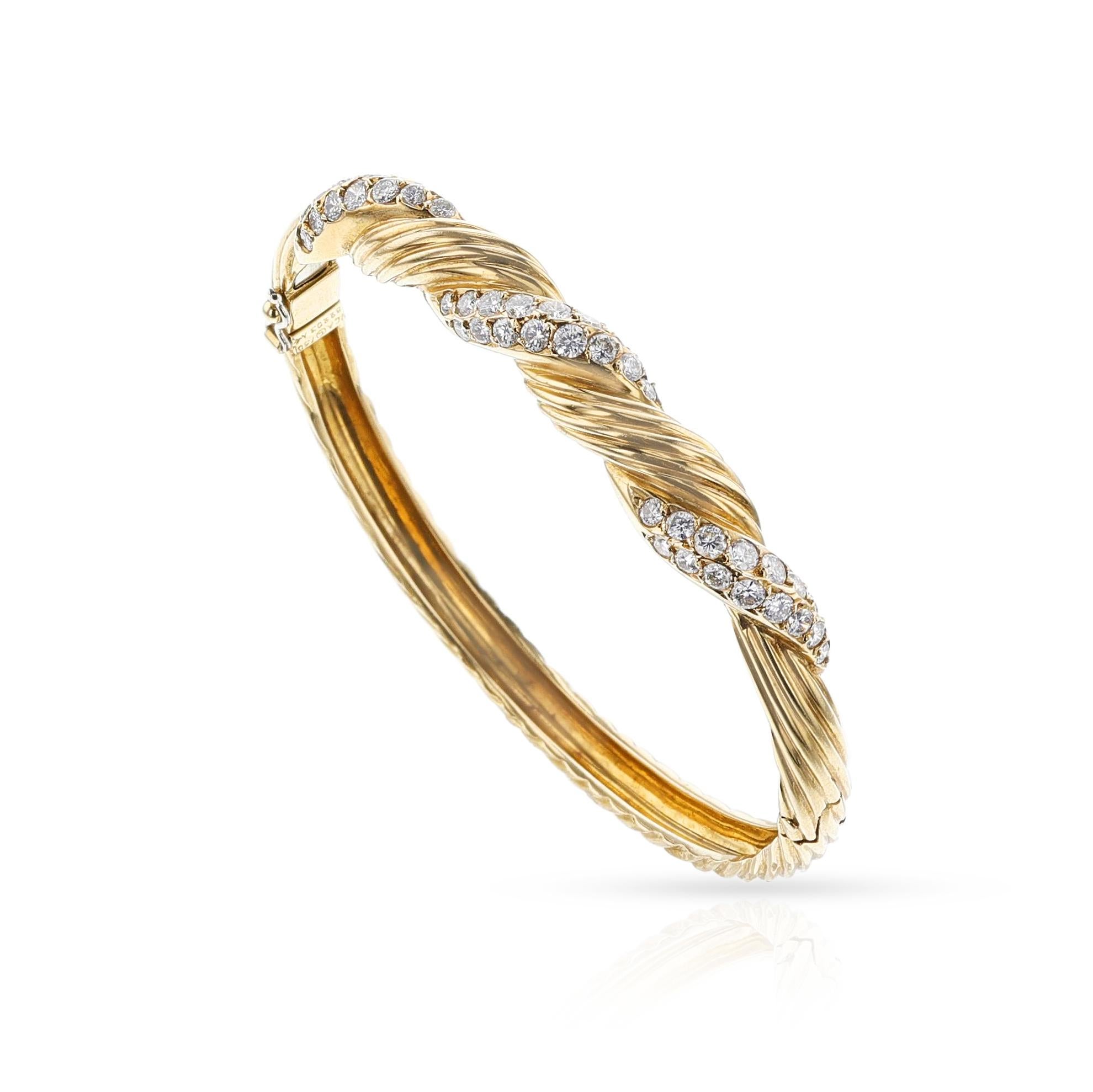 Round Cut Van Cleef & Arpels Diamond and Gold Twisted Bangle, 18k For Sale