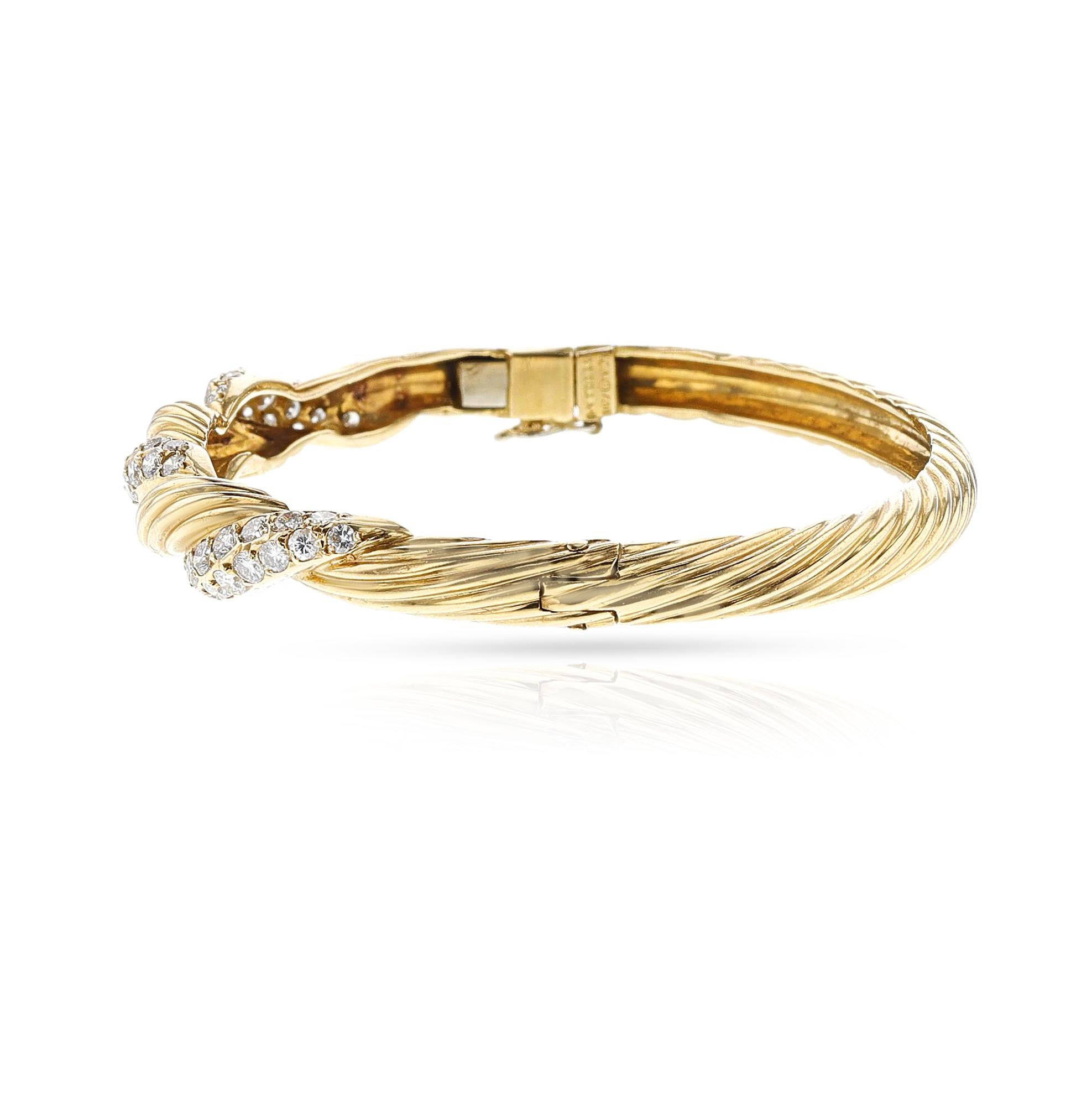 Van Cleef & Arpels Diamond and Gold Twisted Bangle, 18k In Excellent Condition For Sale In New York, NY