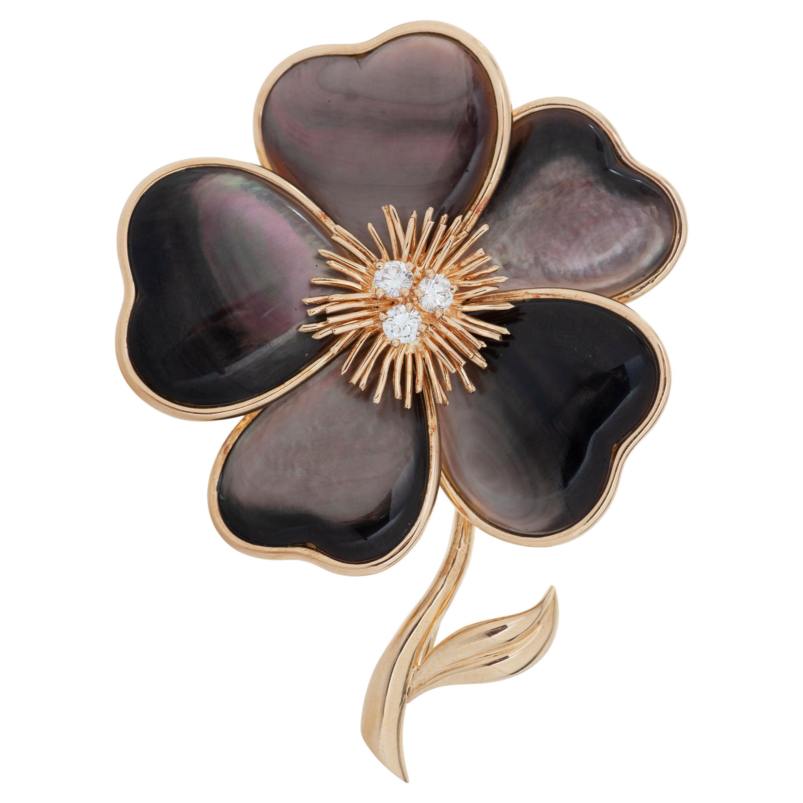 Van Cleef & Arpels Broche fleur de Clématis en or 18 carats, diamants et nacre