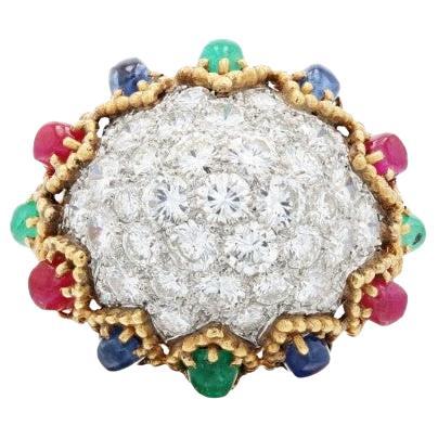 Van Cleef & Arpels Bague à diamants et pierres précieuses multiples

Cette bague vibrante Van Cleef & Arpels témoigne de la maîtrise de la Maison d'un design à la fois ludique et sophistiqué. La pièce maîtresse est constituée d'une étonnante grappe