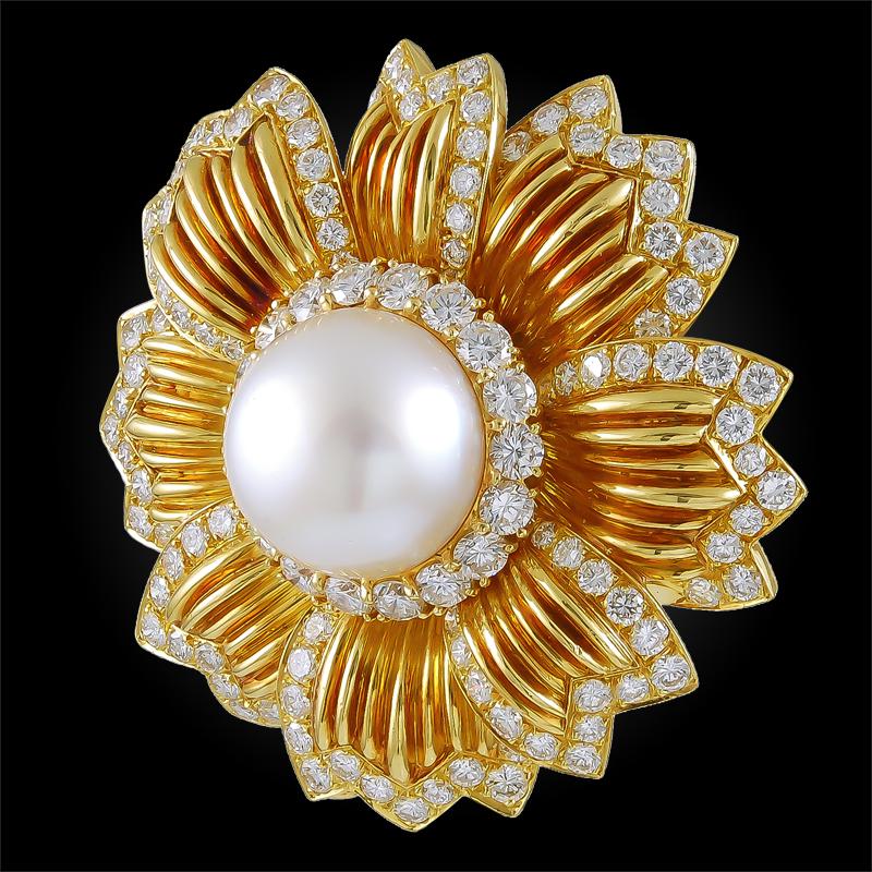 Exceptionally crafted by Van Cleef & Arpels in the 1980s, comprising a  vintage flower brooch made of 18k yellow gold, set with brilliant round cut diamonds, signed Van Cleef & Arpels.