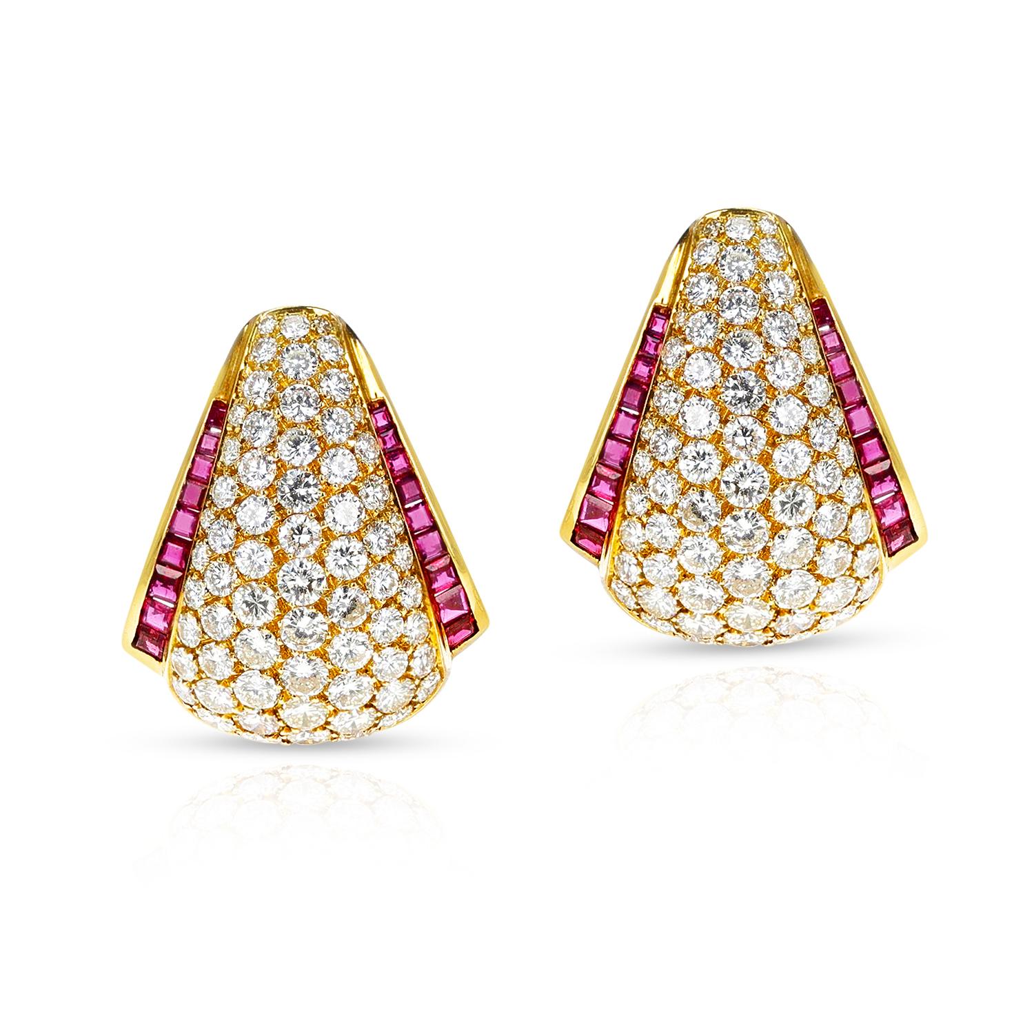Ein Paar Van Cleef & Arpels Cocktail-Ohrringe mit Diamanten und Rubinen aus 18 Karat Gelbgold. Die Ohrringe sind aus den 1960er Jahren. Das Gesamtgewicht des Ohrrings beträgt 31,70 Gramm. Die Diamanten wiegen ca. 13 Karat und die Rubine ca. 2 Karat.