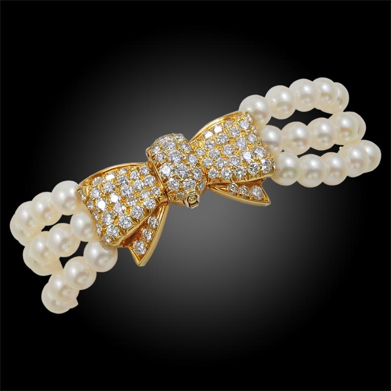 18k yellow gold diamond and 3-row cultured pearl bow bracelet signed Van Cleef & Arpels.
 
Pearl size approximately 6mm each
