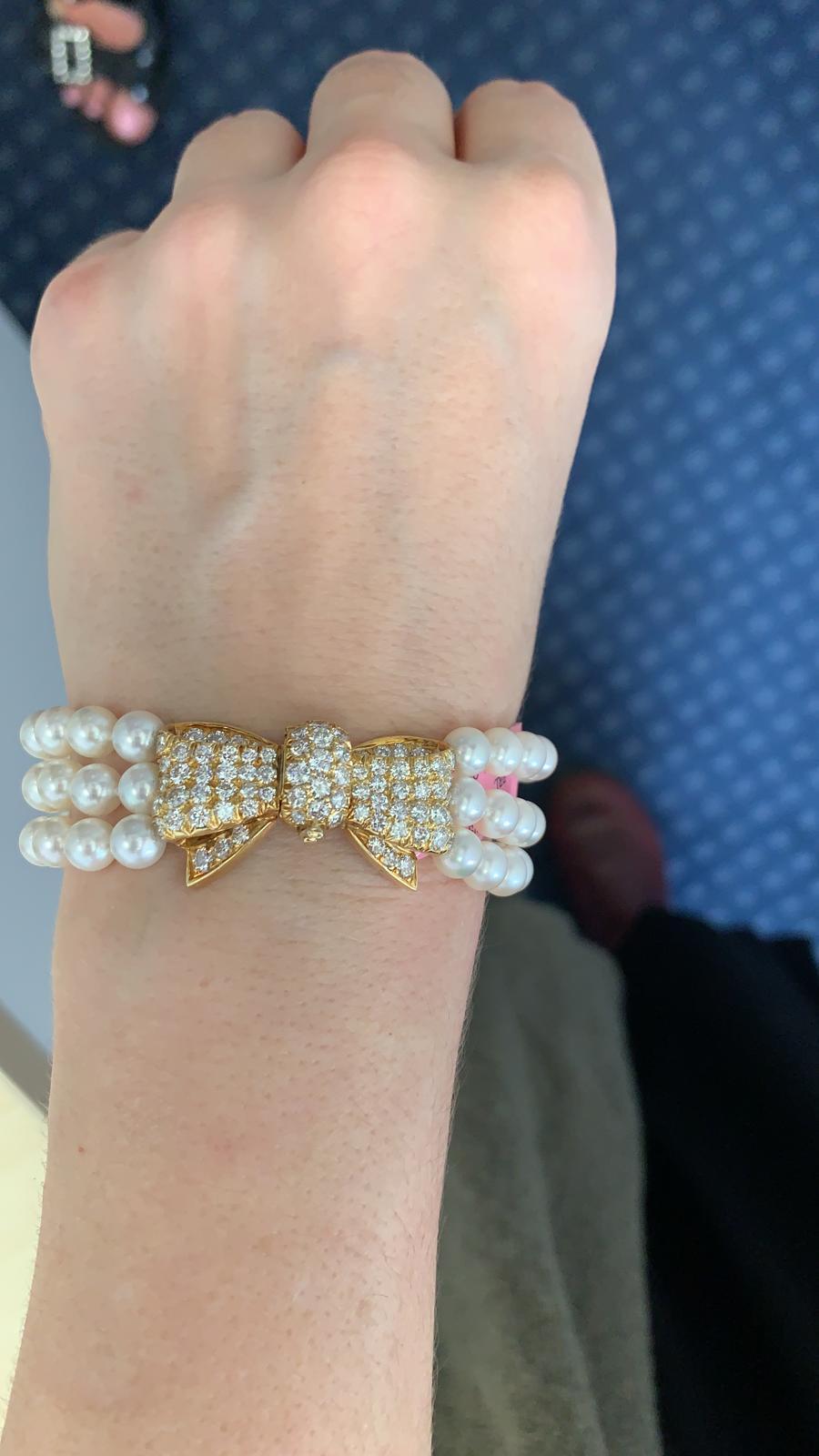 Round Cut Van Cleef & Arpels Diamond Pearl Yellow Gold Three-Row Bow Bracelet For Sale