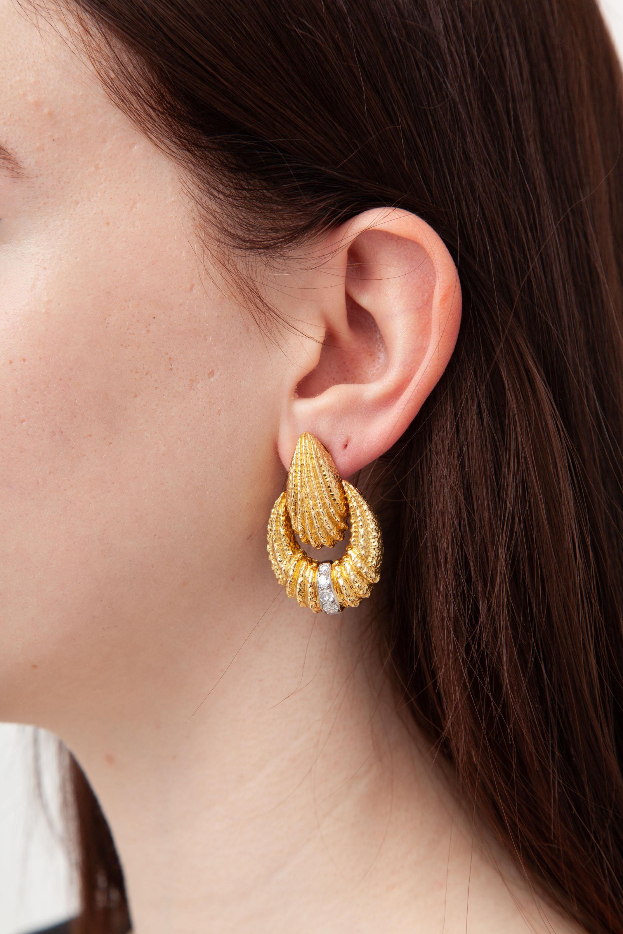 Van Cleef & Arpels Diamonds and 18kt Gold Earrings.
Elevate your style with these iconic Van Cleef & Arpels diamond and 18kt yellow gold earrings. In great condition, signed '750' V.C.A. and B3007R2. A touch of luxury made in France in the early