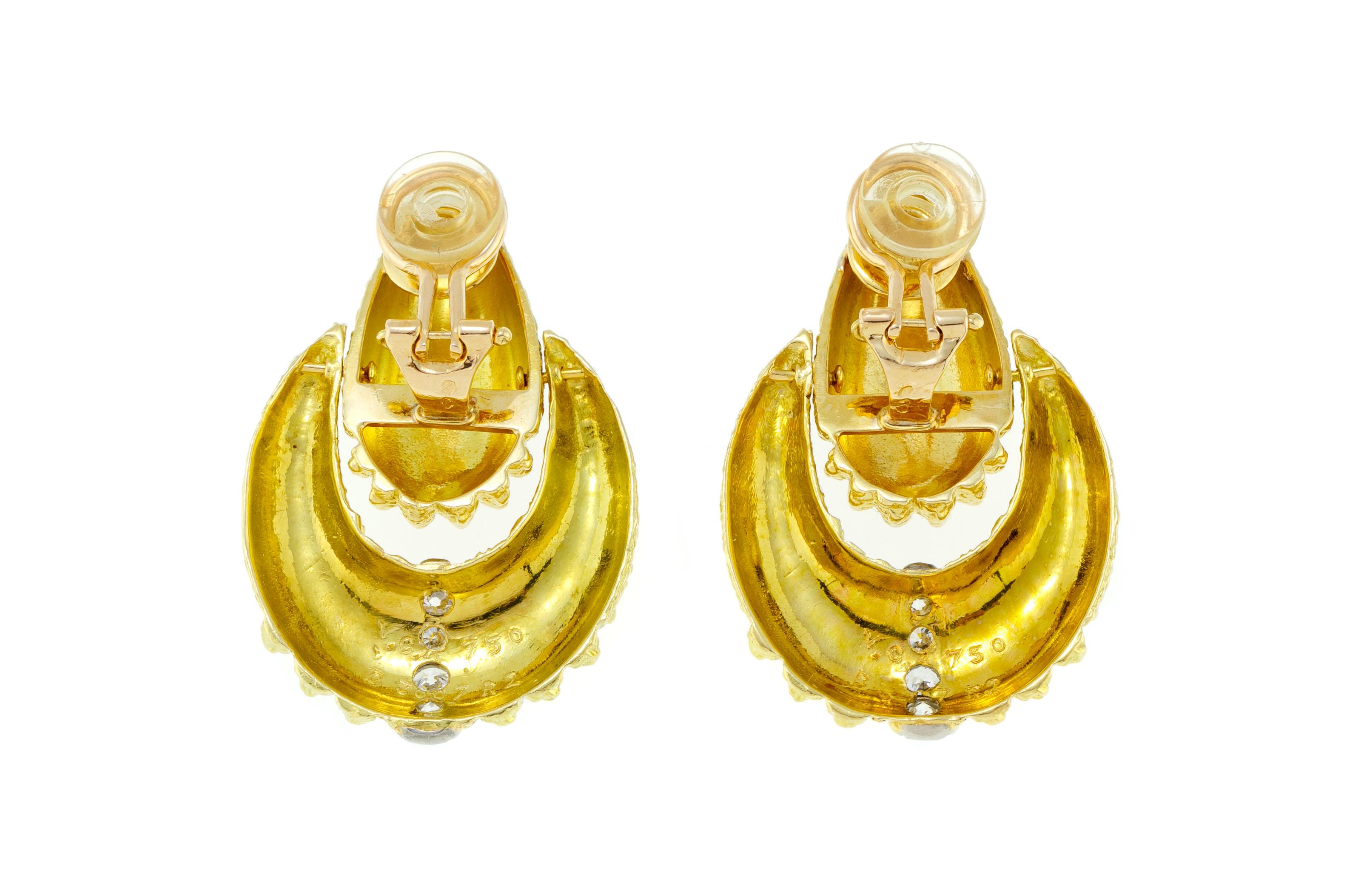 Taille ronde Van Cleef & Arpels Boucles d'oreilles en or jaune et diamants, années 1970 en vente