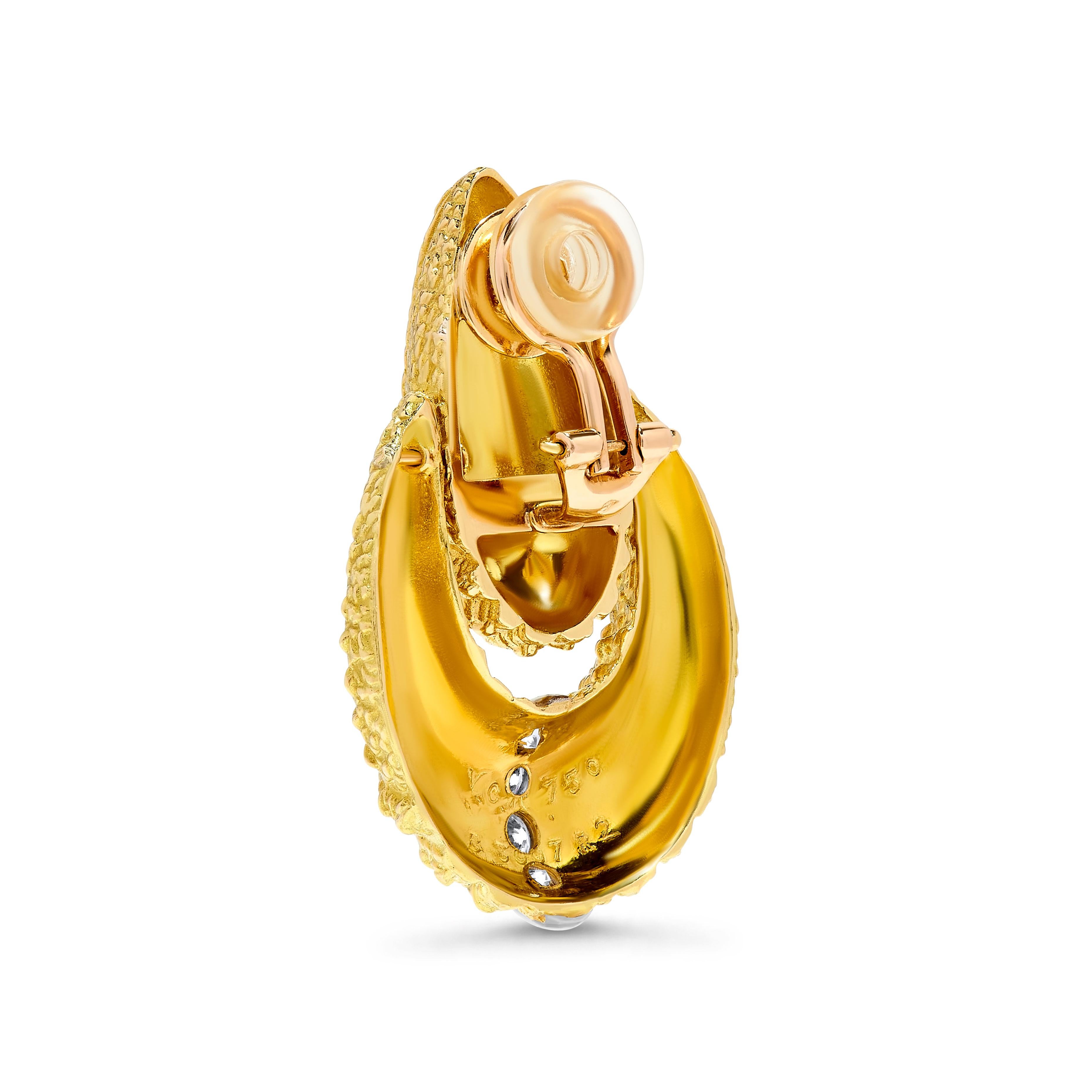 Van Cleef & Arpels Boucles d'oreilles en or jaune et diamants, années 1970 en vente 2