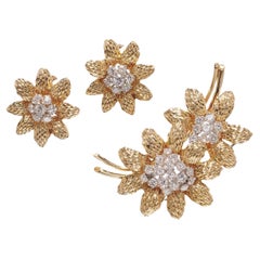 Van Cleef & Arpels Diamond and Yellow Gold Flower Brooch and Earrings Suite, Cir