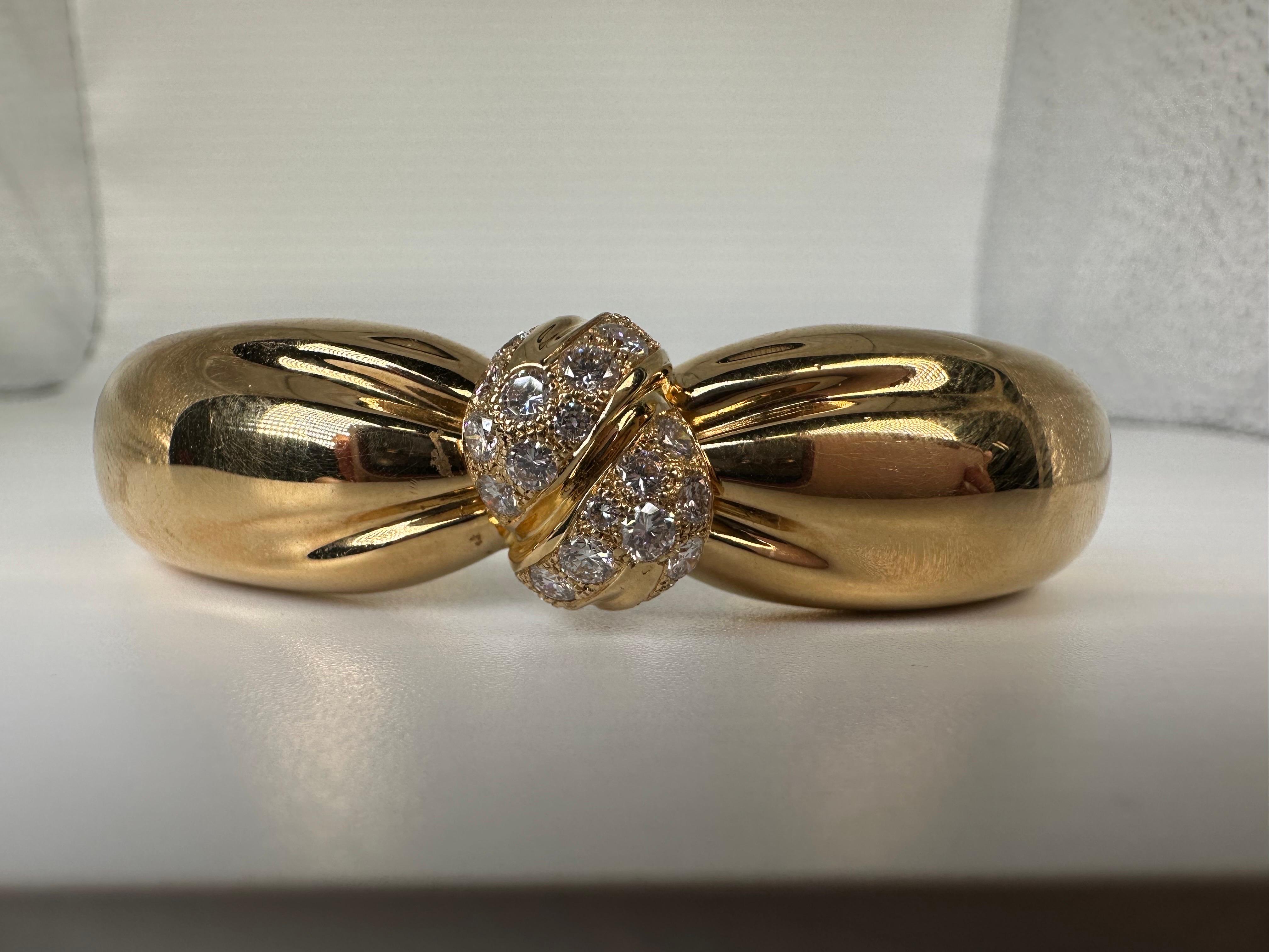Rare find! Estate Van Cleef diamond bangle in 18KT yellow gold, immaculate condition!

METAL: 18KT
NATURAL DIAMOND(S)
Clarity/Color: VS/F-G
Cut: Round Brilliant
Carat:1.10ct
Grams:43.01
Item 17000097eoia


WHAT YOU GET AT STAMPAR JEWELERS:
Stampar