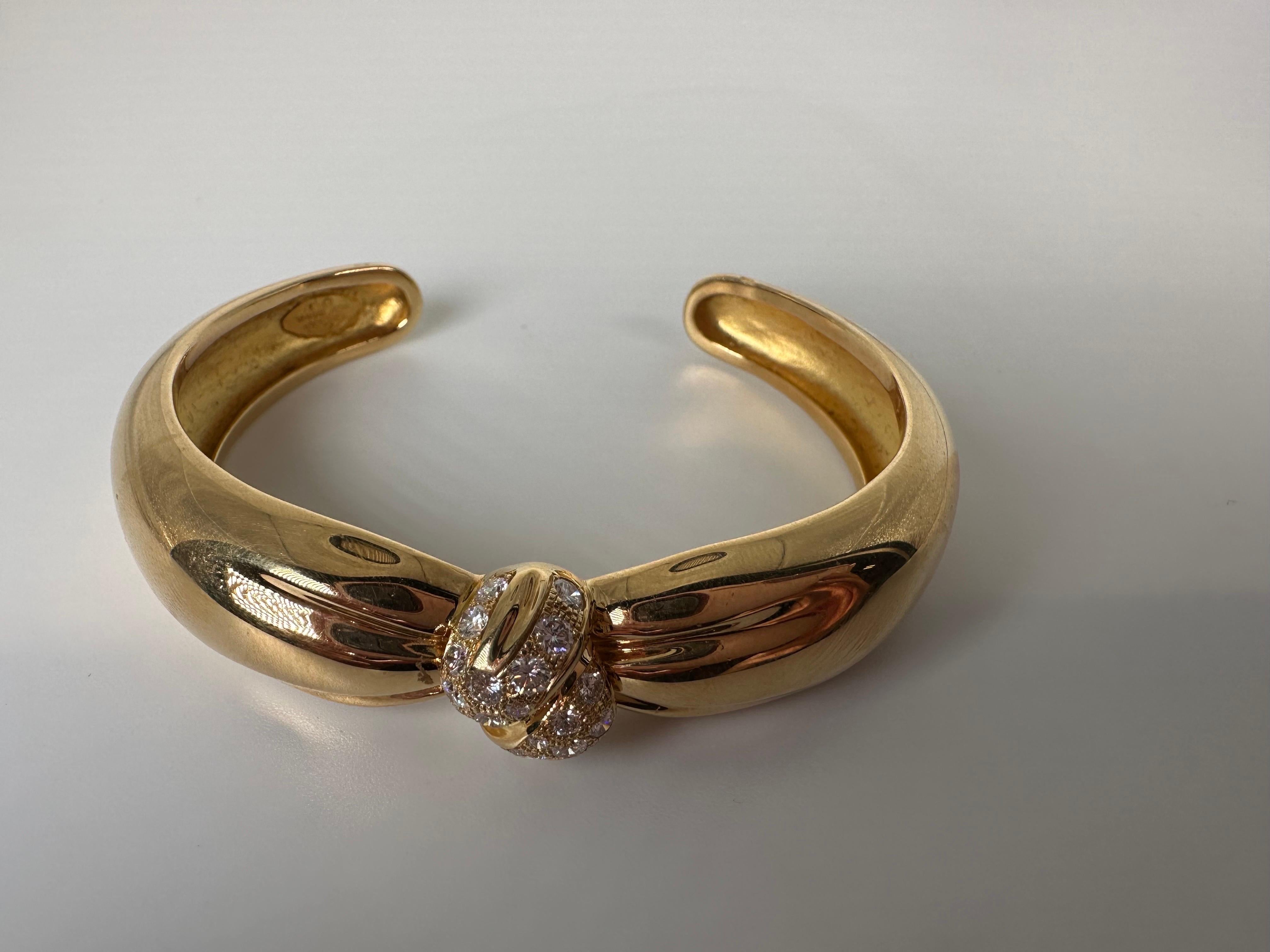 Van Cleef & Arpels Bracelet jonc en diamants 18 carats Excellent état - En vente à Jupiter, FL