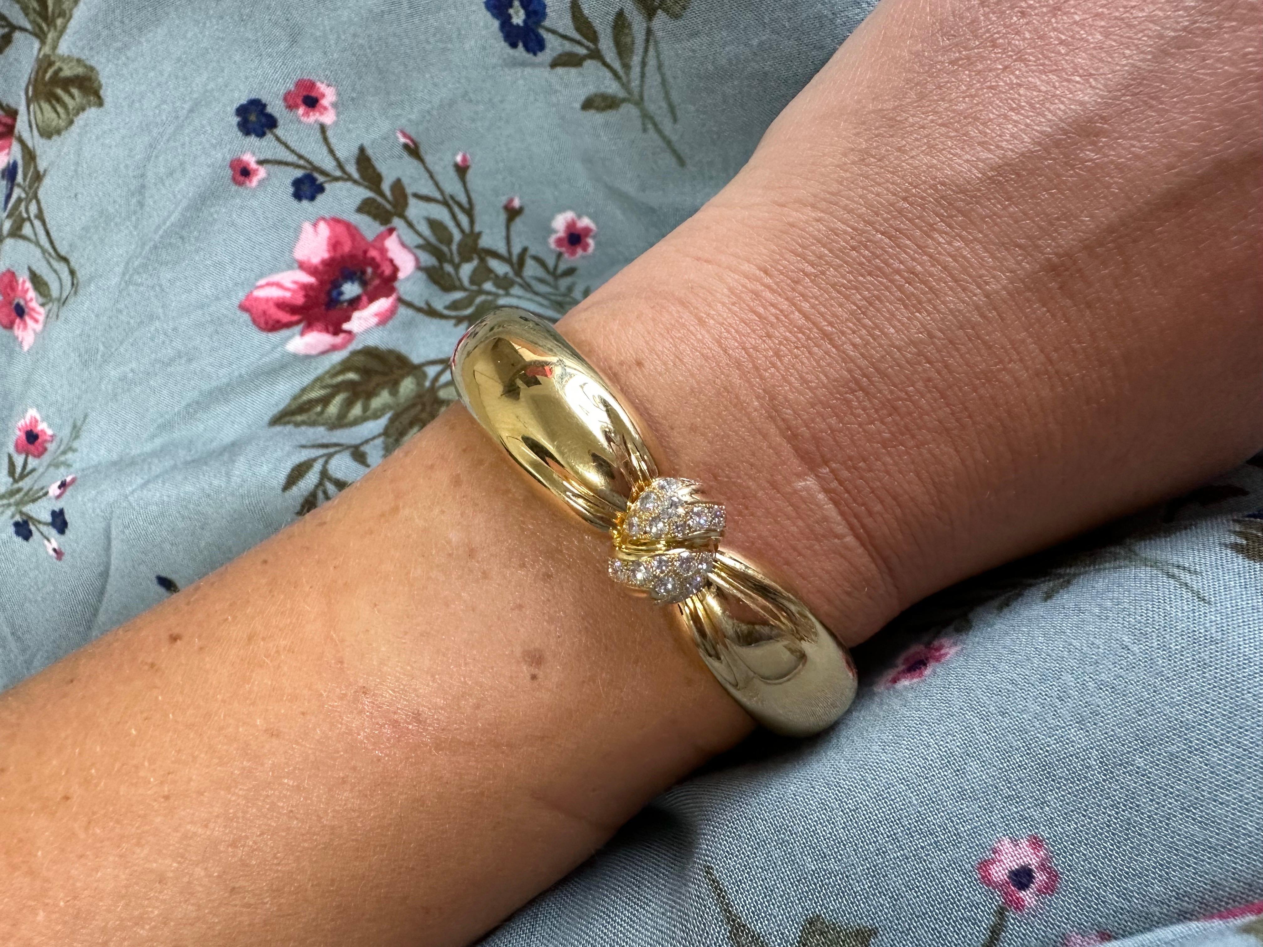Van Cleef & Arpels diamond bangle bracelet 18KT In Excellent Condition For Sale In Jupiter, FL