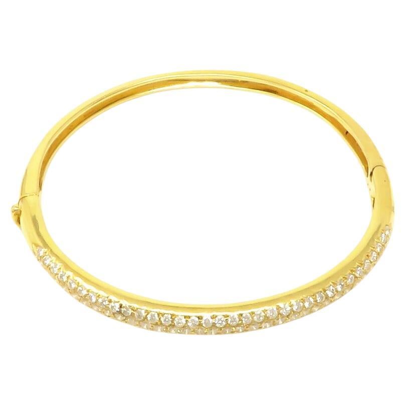 Bracciale bangle con diamanti Van Cleef & Arpels

Peso totale approssimativo: 2,6 carati
Qualità delle gemme: Colore prevalentemente F-G e purezza VS
Dimensioni: Larghezza 5 mm, circonferenza interna 6,5 pollici (56 x 50 mm)
Marcature: VCA 750