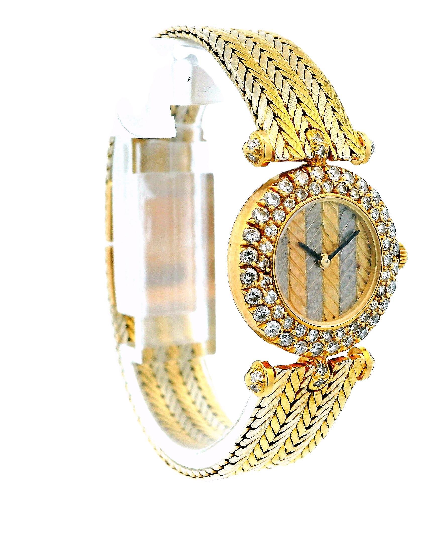 This exquisite watch by Van Cleef & Arpels is meticulously crafted in 18k gold, featuring a round shape with a 19 mm face. The watch showcases a quartz movement and is adorned with round white diamonds, totaling approximately 1.5 carats (F color,