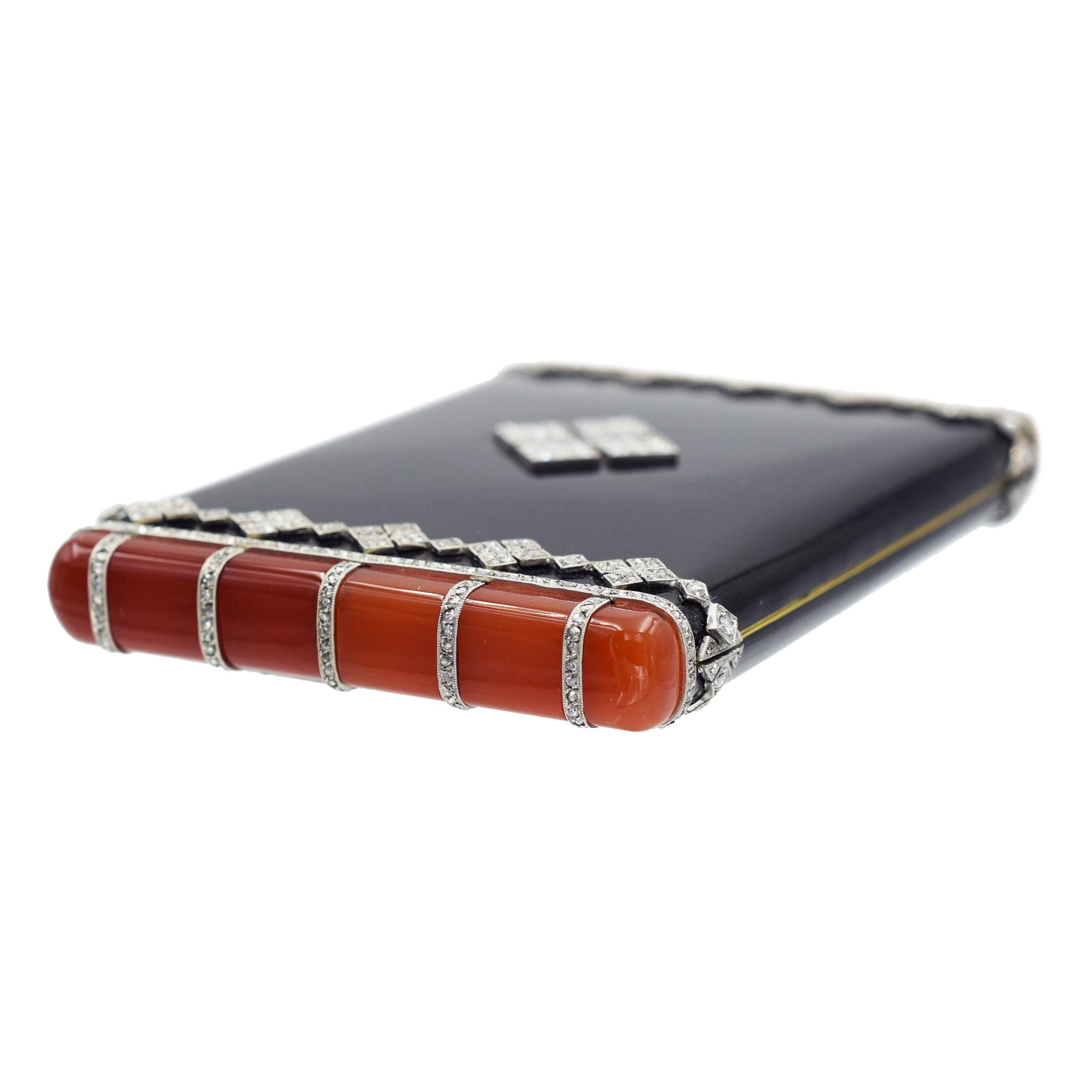 VCA Diamond, Black Enamel et Orange Gemstone Compact. Ce poudrier est orné de diamants en filigrane sur le pourtour de la boîte et de pierres orange aux extrémités.
. Signée Van Cleef & Arpels, numérotée : xxxx .
 Dimensions : 3,5 pouces par 2,25 