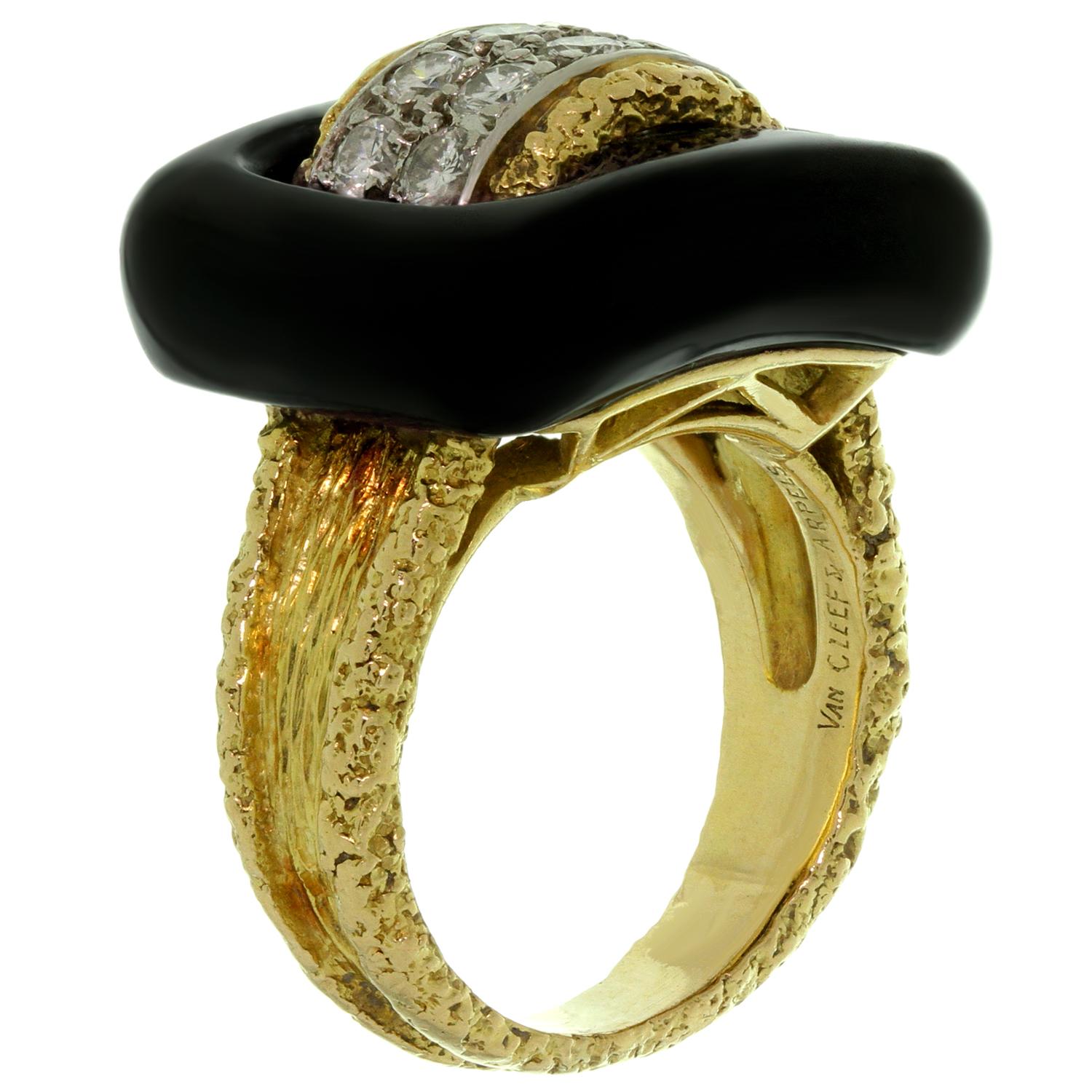 Brilliant Cut Van Cleef & Arpels Diamond Black Onyx Textured Yellow Gold Ring For Sale