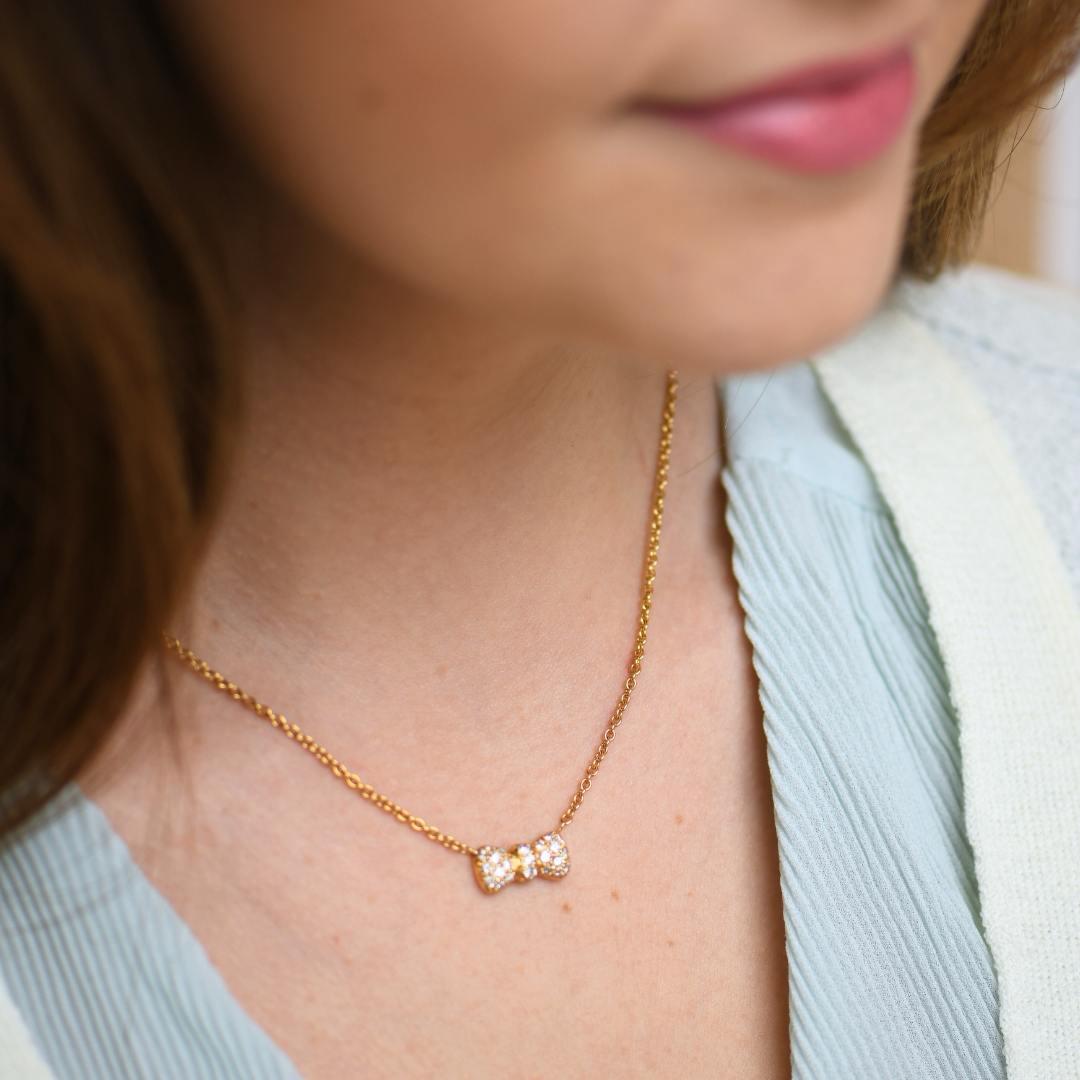 Brilliant Cut Van Cleef & Arpels Diamond Bow 18K Yellow Gold Pendant Necklace For Sale