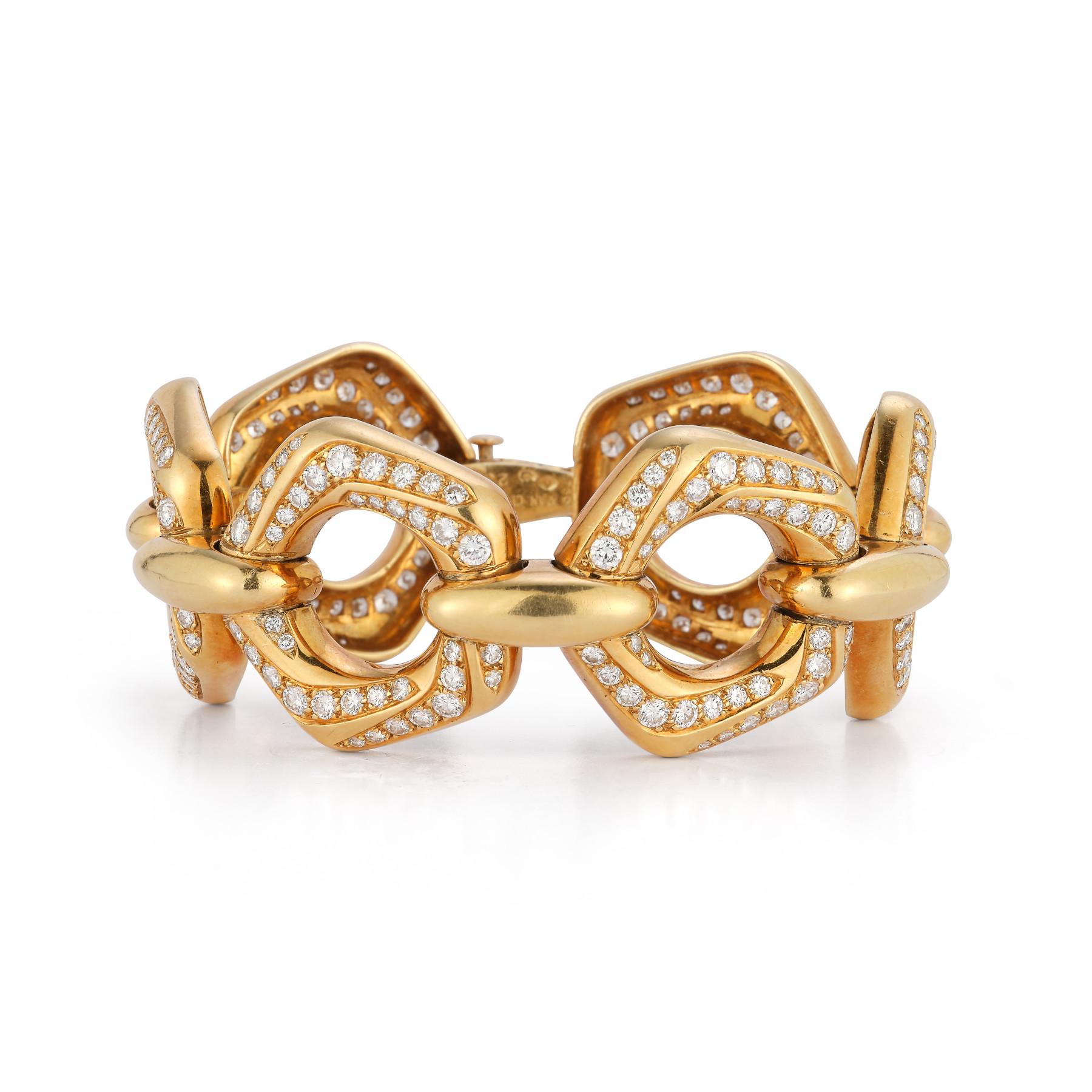 Van Cleef & Arpels Bracelet en diamants

Cet exceptionnel bracelet Van Cleef & Arpels, réalisé en or jaune 18 carats, témoigne d'une sophistication intemporelle. Le bracelet présente une série de maillons hexagonaux entrelacés, méticuleusement