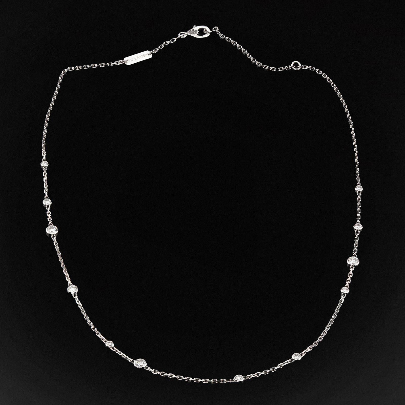 Ce collier Van Cleef & Arpels Diamond by the Yard présente des diamants ronds de taille brillant D-E-F VVS1-VVS2 sertis en or blanc 18 carats. Fabriquées en France en 2013. Dimensions : 0,15